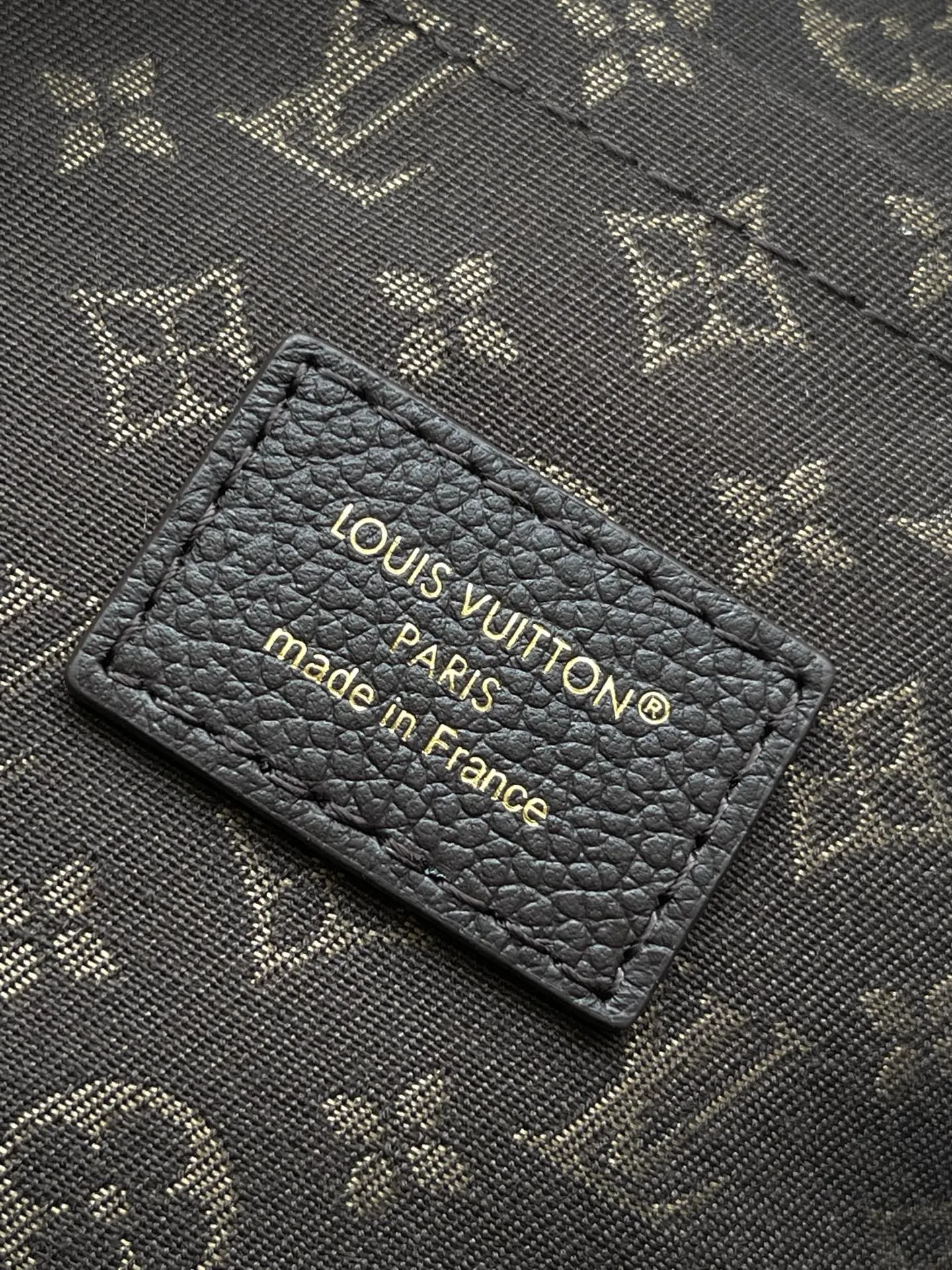 💰1240 (top layer leather) top original order M26397 litchi pattern This season's Express medium handbag is specially crafted for modern women. This iconic design features a calfskin body with classic Monogram canvas trim. The Monogram jacquard lining pays tribute to the brand's long heritage, making it a perfect choice for urban life. It can be worn in various ways at will. The key bag and padlock are the finishing touches, adding subtle details to the overall design. Dimensions: 36 × 24 × 18.5 cm