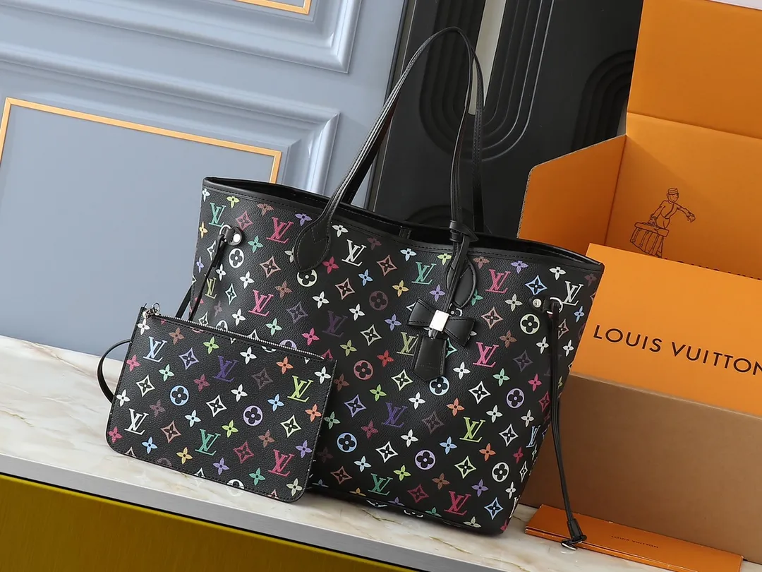 💰260💰Upgraded from the original M13675 M13271 M40995. This Neverfull medium handbag is from the Louis Vuitton Cowhide leather outlines the upper edge, handles and side straps, while the fabric lining incorporates colorful stripes. An interior zip pocket and a removable storage bag complete the functional design. Dimensions: 31.0 x 28.0 x 14.0 cm (length x height x width)