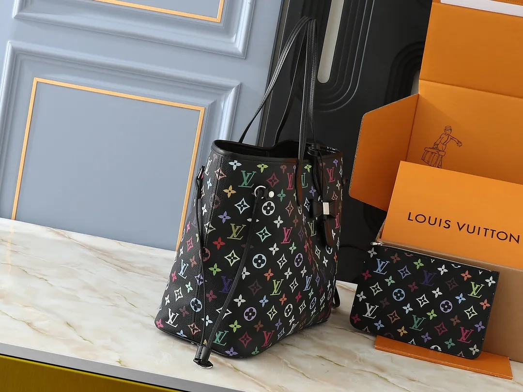 💰260💰Upgraded from the original M13675 M13271 M40995. This Neverfull medium handbag is from the Louis Vuitton Cowhide leather outlines the upper edge, handles and side straps, while the fabric lining incorporates colorful stripes. An interior zip pocket and a removable storage bag complete the functional design. Dimensions: 31.0 x 28.0 x 14.0 cm (length x height x width)