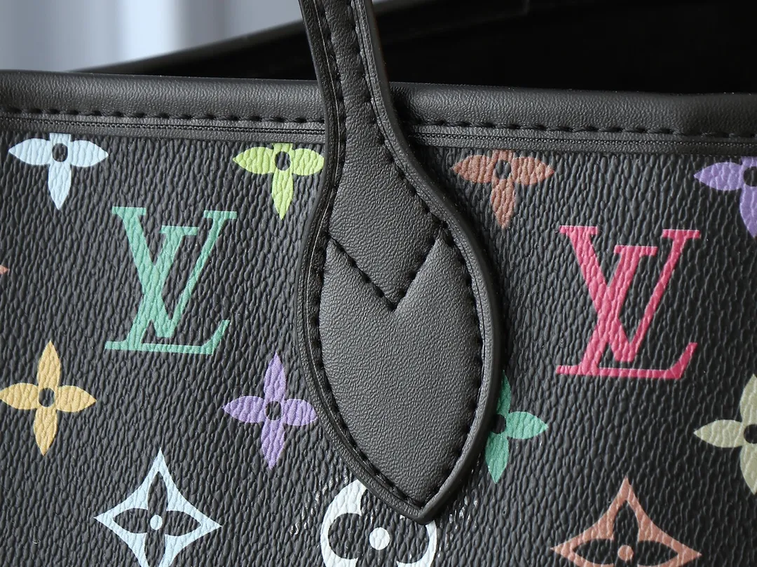 💰260💰Upgraded from the original M13675 M13271 M40995. This Neverfull medium handbag is from the Louis Vuitton Cowhide leather outlines the upper edge, handles and side straps, while the fabric lining incorporates colorful stripes. An interior zip pocket and a removable storage bag complete the functional design. Dimensions: 31.0 x 28.0 x 14.0 cm (length x height x width)