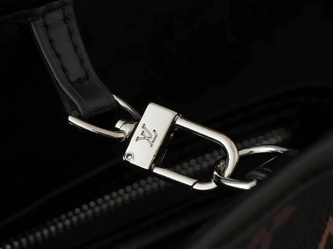 💰260💰Upgraded from the original M13675 M13271 M40995. This Neverfull medium handbag is from the Louis Vuitton Cowhide leather outlines the upper edge, handles and side straps, while the fabric lining incorporates colorful stripes. An interior zip pocket and a removable storage bag complete the functional design. Dimensions: 31.0 x 28.0 x 14.0 cm (length x height x width)
