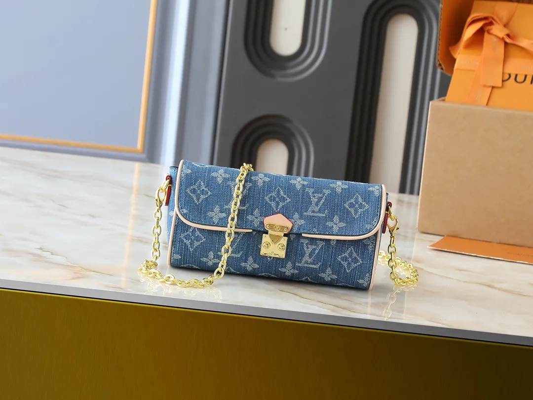 💰220💰Upgraded original M13566 This Pochette Camille handbag is made of Monogram canvas, paying tribute to the original design that appeared in the Louis Vuitton spring and summer 2000 fashion show. The S-Lock buckle, LVCircle logo on the chain and contrasting WVN leather trim embody the brand's classic elements. The flexible and easy-to-wear construction can be worn cross-body, over the shoulder or by hand. Dimensions: 20.5 × 11 × 6 cm