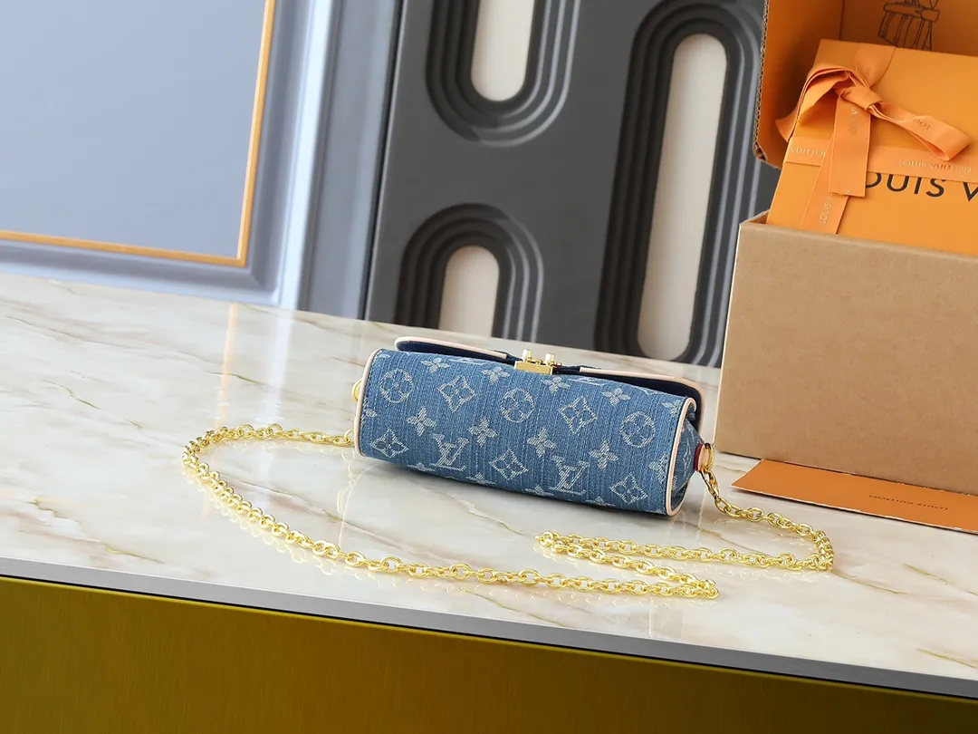 💰220💰Upgraded original M13566 This Pochette Camille handbag is made of Monogram canvas, paying tribute to the original design that appeared in the Louis Vuitton spring and summer 2000 fashion show. The S-Lock buckle, LVCircle logo on the chain and contrasting WVN leather trim embody the brand's classic elements. The flexible and easy-to-wear construction can be worn cross-body, over the shoulder or by hand. Dimensions: 20.5 × 11 × 6 cm