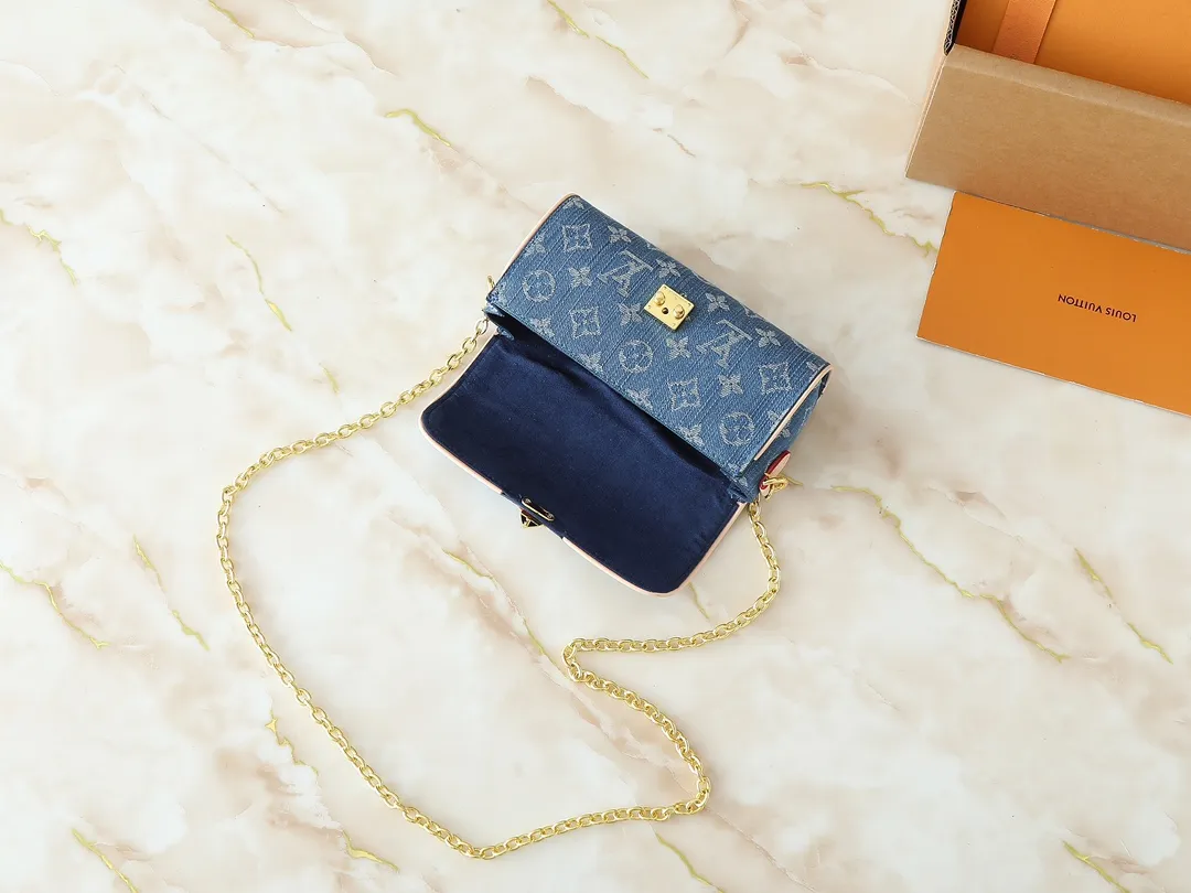 💰220💰Upgraded original M13566 This Pochette Camille handbag is made of Monogram canvas, paying tribute to the original design that appeared in the Louis Vuitton spring and summer 2000 fashion show. The S-Lock buckle, LVCircle logo on the chain and contrasting WVN leather trim embody the brand's classic elements. The flexible and easy-to-wear construction can be worn cross-body, over the shoulder or by hand. Dimensions: 20.5 × 11 × 6 cm
