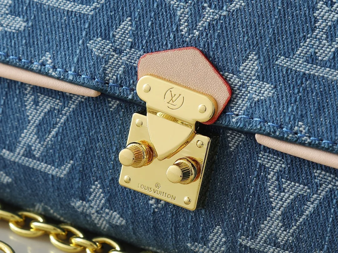 💰220💰Upgraded original M13566 This Pochette Camille handbag is made of Monogram canvas, paying tribute to the original design that appeared in the Louis Vuitton spring and summer 2000 fashion show. The S-Lock buckle, LVCircle logo on the chain and contrasting WVN leather trim embody the brand's classic elements. The flexible and easy-to-wear construction can be worn cross-body, over the shoulder or by hand. Dimensions: 20.5 × 11 × 6 cm