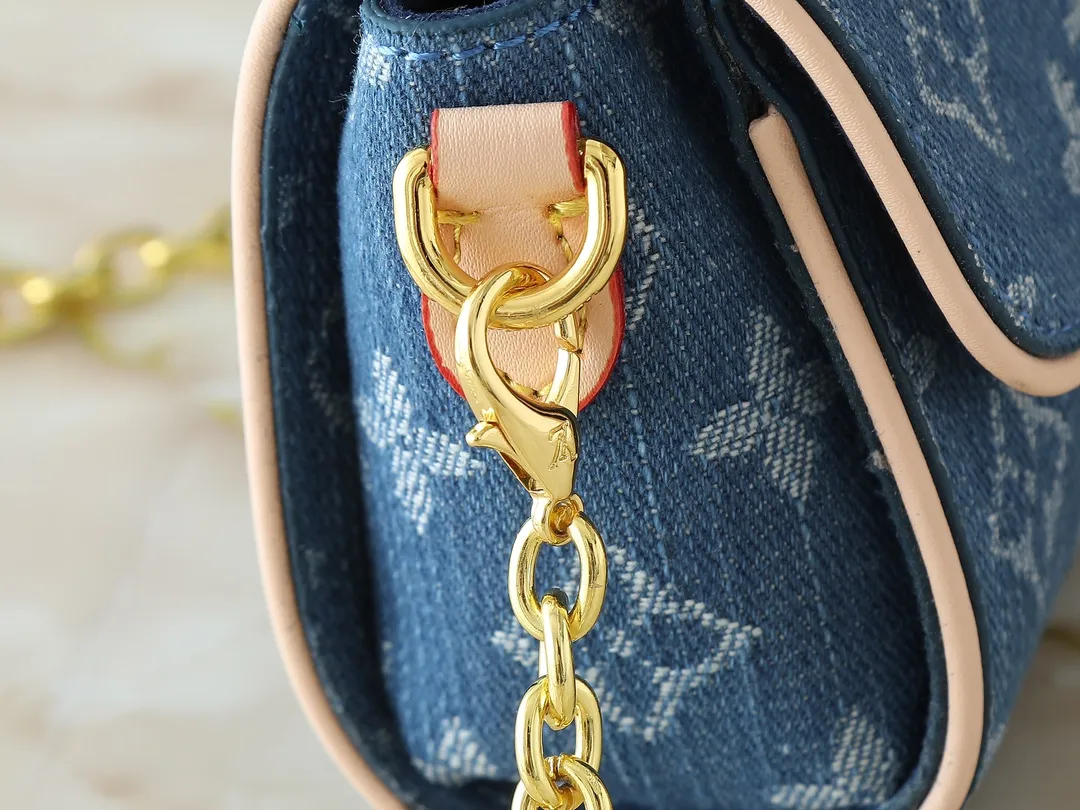 💰220💰Upgraded original M13566 This Pochette Camille handbag is made of Monogram canvas, paying tribute to the original design that appeared in the Louis Vuitton spring and summer 2000 fashion show. The S-Lock buckle, LVCircle logo on the chain and contrasting WVN leather trim embody the brand's classic elements. The flexible and easy-to-wear construction can be worn cross-body, over the shoulder or by hand. Dimensions: 20.5 × 11 × 6 cm