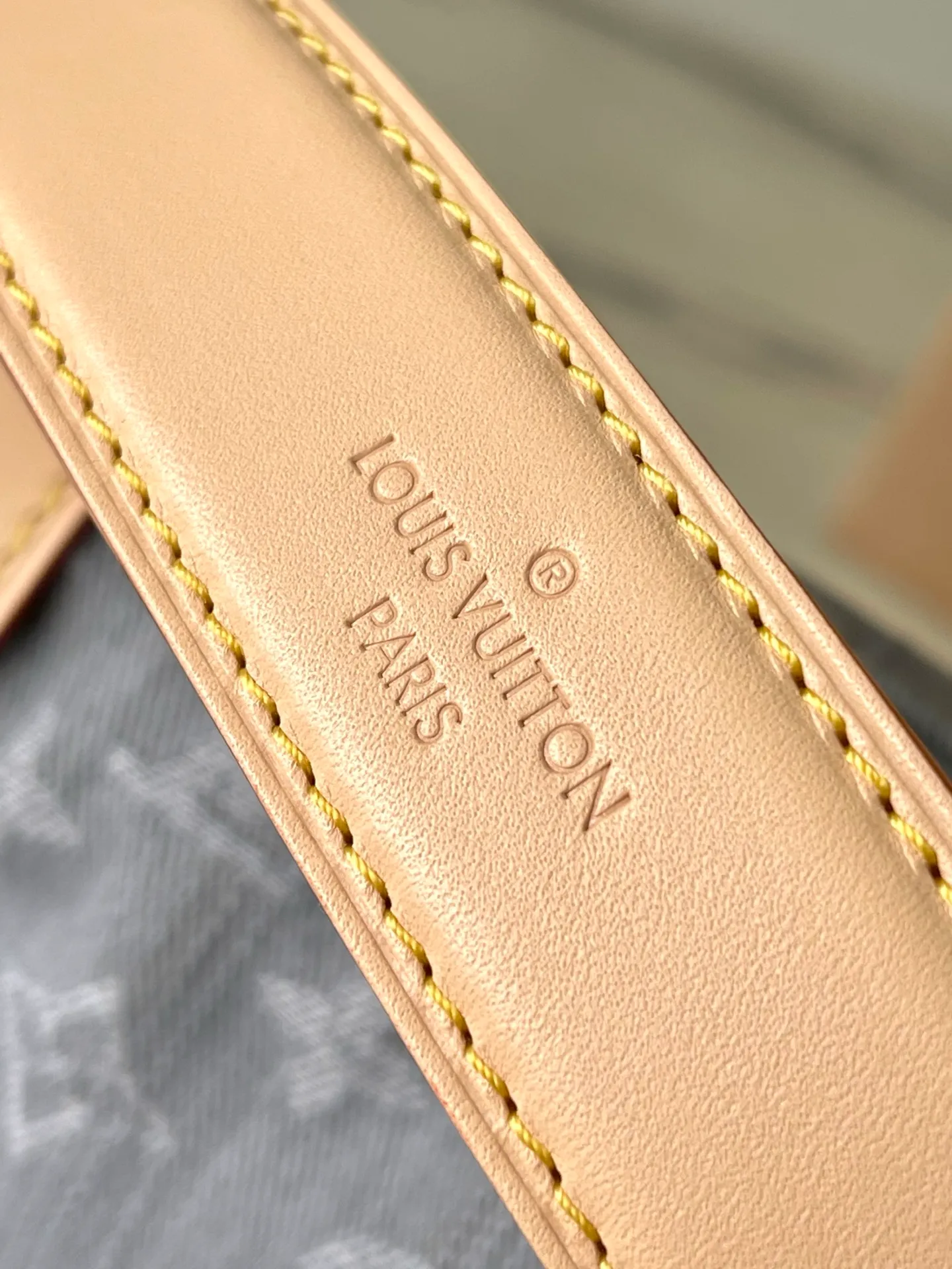 💰1140 Top original order M13285 This SideTrunk medium handbag reinterprets the Monogram Denim pattern born in 2005 with a unique bleached effect, subtly paying tribute to Louis Vuitton's classic luggage design. Yingze metal hardware, hard-case-style corners and S-lock locks highlight the smooth structure, and the leather trim injects visual contrast. There is ample space to easily store daily needs. Dimensions: 23.5 × 16 × 8.5 cm