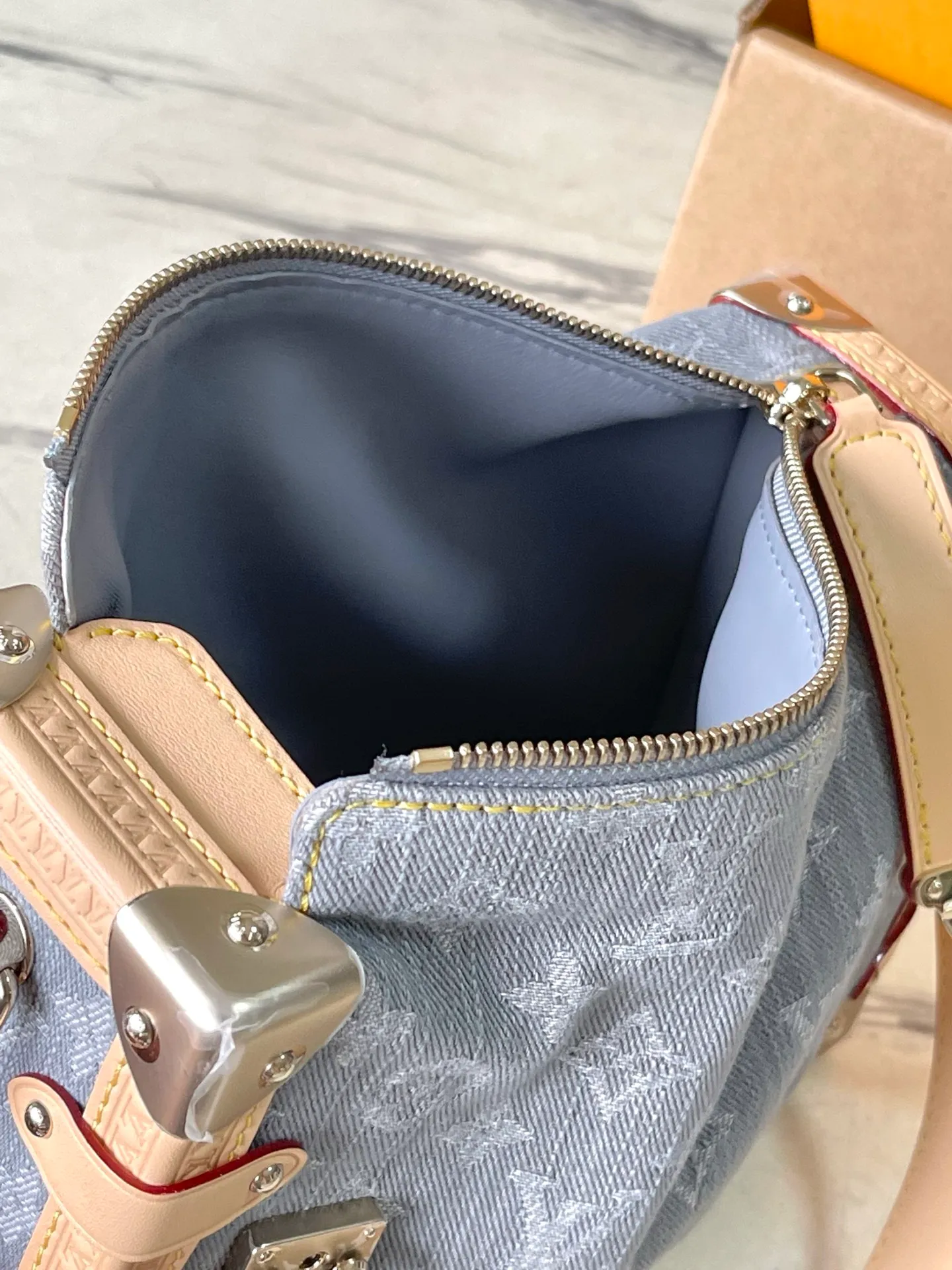 💰1140 Top original order M13285 This SideTrunk medium handbag reinterprets the Monogram Denim pattern born in 2005 with a unique bleached effect, subtly paying tribute to Louis Vuitton's classic luggage design. Yingze metal hardware, hard-case-style corners and S-lock locks highlight the smooth structure, and the leather trim injects visual contrast. There is ample space to easily store daily needs. Dimensions: 23.5 × 16 × 8.5 cm