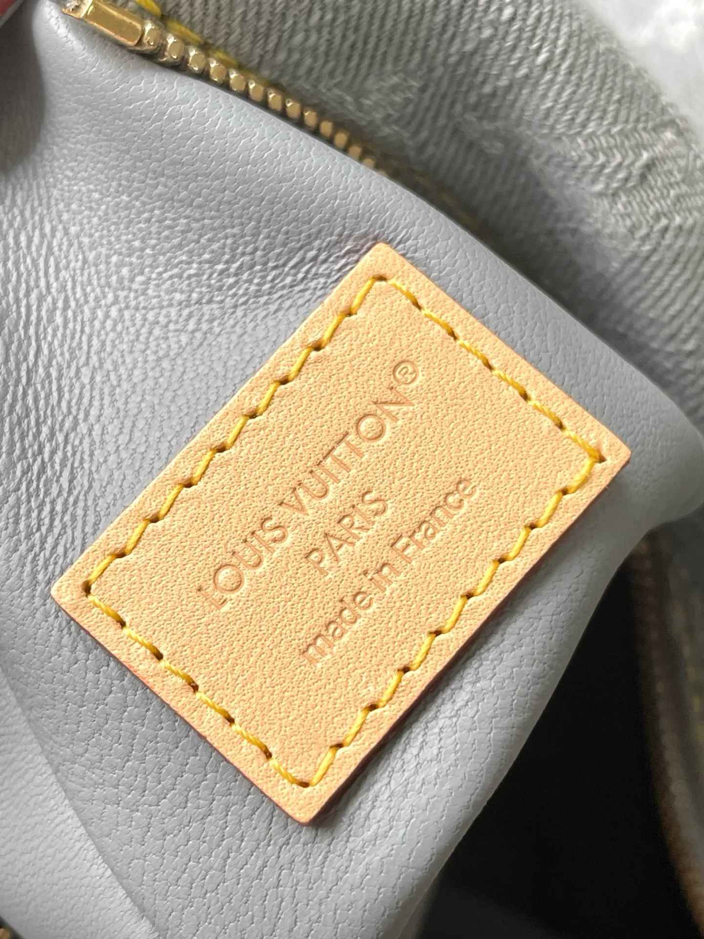 💰1140 Top original order M13285 This SideTrunk medium handbag reinterprets the Monogram Denim pattern born in 2005 with a unique bleached effect, subtly paying tribute to Louis Vuitton's classic luggage design. Yingze metal hardware, hard-case-style corners and S-lock locks highlight the smooth structure, and the leather trim injects visual contrast. There is ample space to easily store daily needs. Dimensions: 23.5 × 16 × 8.5 cm