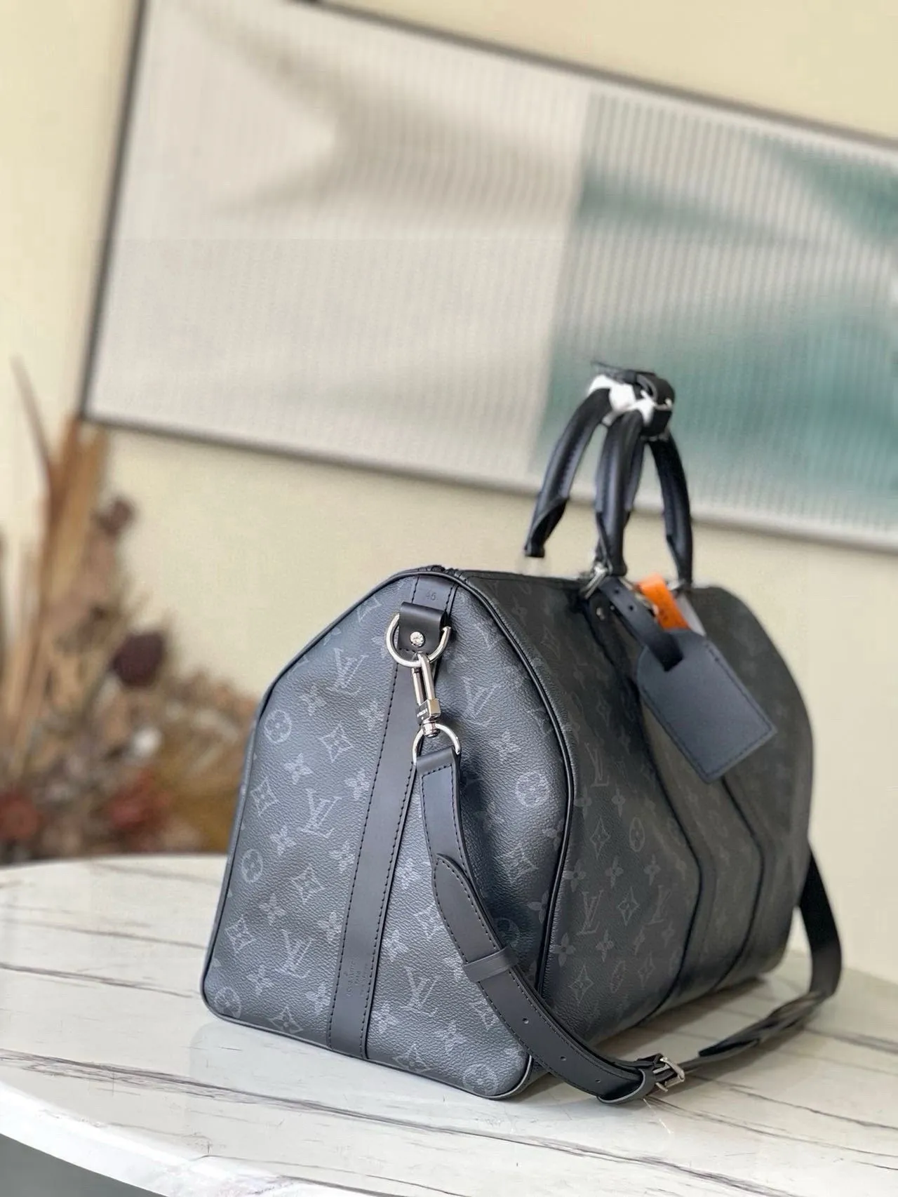 💰960 (45 size) top original order M40569 black flower, spacious capacity, flexible use. Durable, safe and reliable. Fashionable style, mature and stable. Features a secure double zipper and padlock, making it perfect for business or pleasure. Dimensions: 45 × 27 × 20 cm