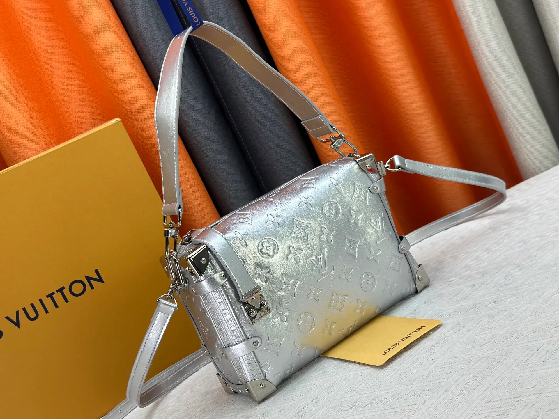 P340 M46358 M26223 This Side Trunk medium handbag is from the Monogram Bold series, showing artistic director Nicolas Ghesquiere's creative interpretation of Louis Vuitton's classic luggage. Smooth cow leather with embossed Monogram pattern on the bag body, metal corners and S-lock buckle to highlight the signature touch, detachable long shoulder strap for flexible carrying Dimensions: 23.5X16X8.5 cm