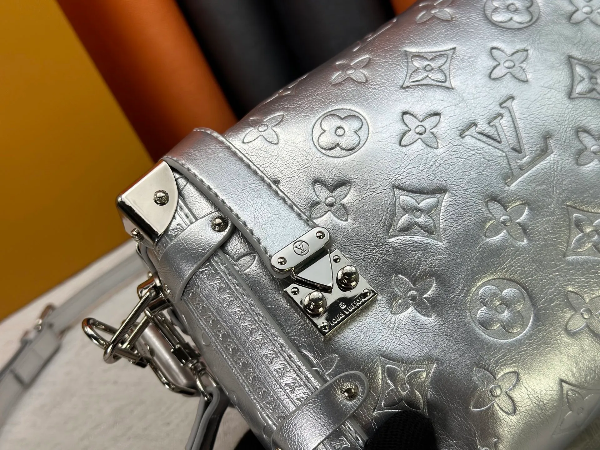 P340 M46358 M26223 This Side Trunk medium handbag is from the Monogram Bold series, showing artistic director Nicolas Ghesquiere's creative interpretation of Louis Vuitton's classic luggage. Smooth cow leather with embossed Monogram pattern on the bag body, metal corners and S-lock buckle to highlight the signature touch, detachable long shoulder strap for flexible carrying Dimensions: 23.5X16X8.5 cm