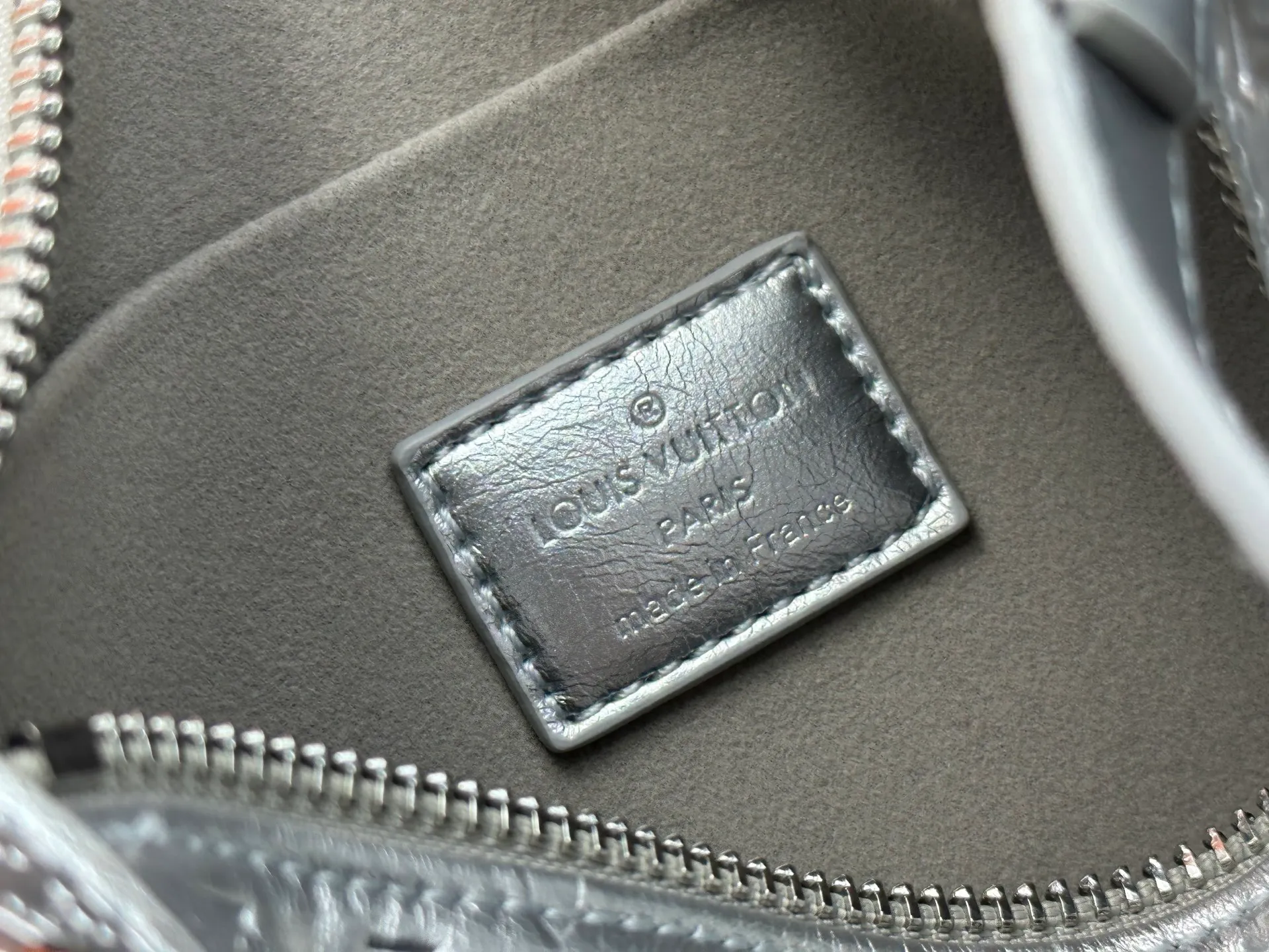 P340 M46358 M26223 This Side Trunk medium handbag is from the Monogram Bold series, showing artistic director Nicolas Ghesquiere's creative interpretation of Louis Vuitton's classic luggage. Smooth cow leather with embossed Monogram pattern on the bag body, metal corners and S-lock buckle to highlight the signature touch, detachable long shoulder strap for flexible carrying Dimensions: 23.5X16X8.5 cm