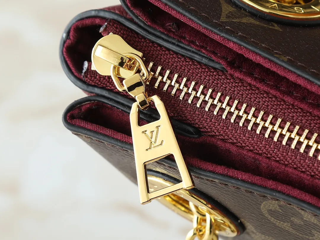 💰260💰Upgraded from the original M43775 M43776 M43777 M43750 This SURENE BB handbag Louis Vuitton's new Surene BB handbag is made of Monogram canvas and grained calfskin, and is equipped with a gold sliding bag chain. Gold metal trim and eye-catching leather trim make it more neat and fashionable. Lightweight, practical, comfortable to carry, easy to match, ideal for fashionable and casual looks. Dimensions: 24.0x 17.0x 11.0 cm