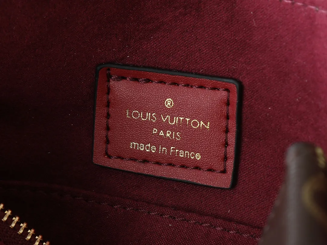 💰260💰Upgraded from the original M43775 M43776 M43777 M43750 This SURENE BB handbag Louis Vuitton's new Surene BB handbag is made of Monogram canvas and grained calfskin, and is equipped with a gold sliding bag chain. Gold metal trim and eye-catching leather trim make it more neat and fashionable. Lightweight, practical, comfortable to carry, easy to match, ideal for fashionable and casual looks. Dimensions: 24.0x 17.0x 11.0 cm