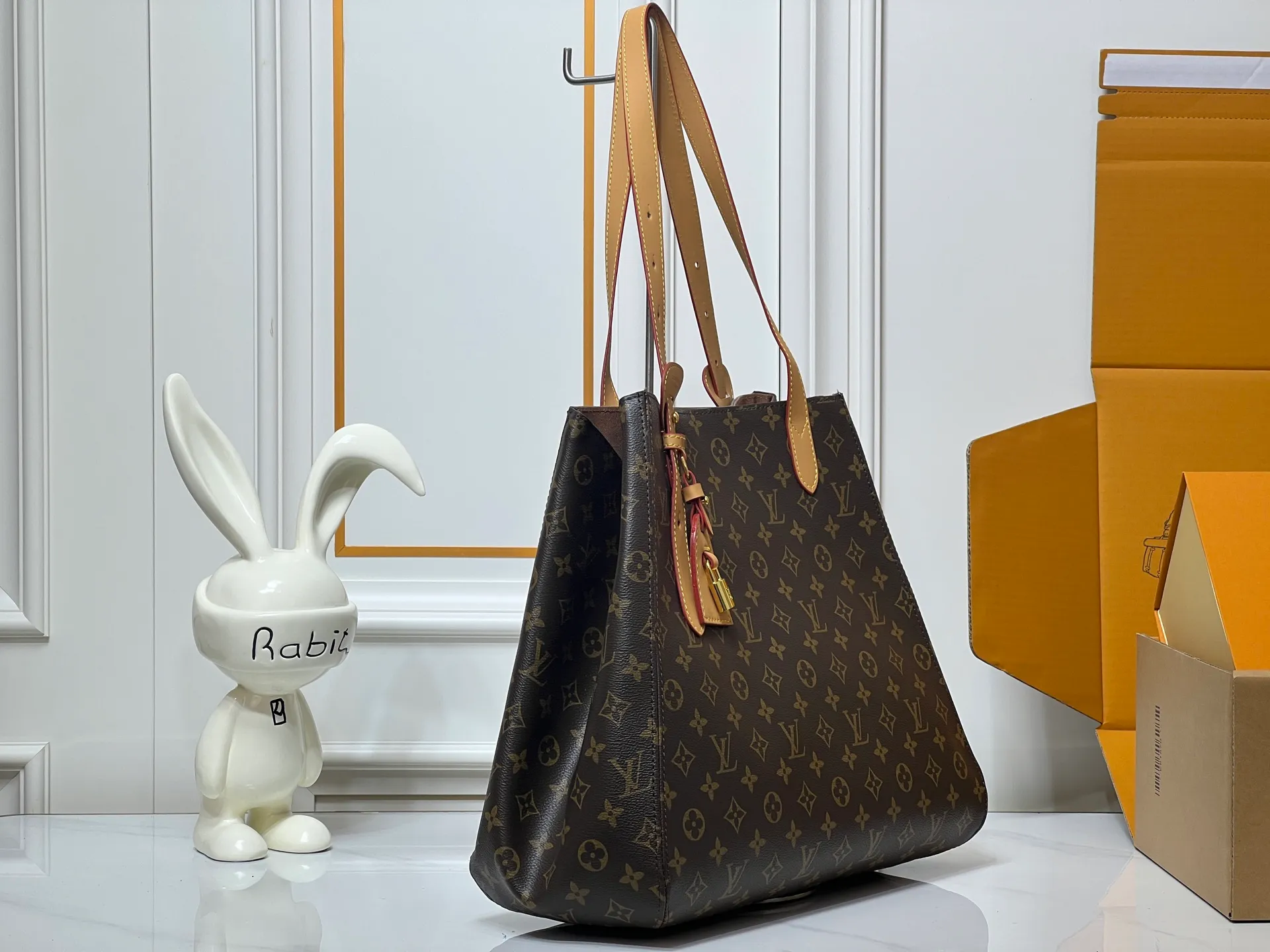 Batch 300💰Large size [ALL IN ONE MM handbag] m25888 maroon m25860 black presbyopia This All In One MM handbag expands the capacity definition of the All-In series and can be transformed into a rounded Hobo handbag or an open tote bag, making it easy to carry your daily needs. Monogram Empreinte leather bag with dazzling metal parts, LV padlock and nameplate highlight the exquisite details. Size:56x30.5x17(cm)