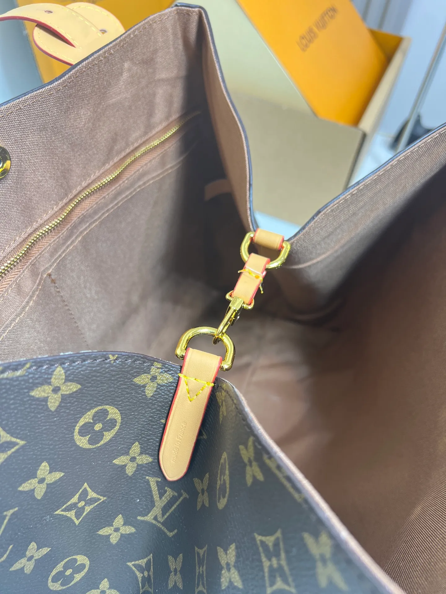 Batch 300💰Large size [ALL IN ONE MM handbag] m25888 maroon m25860 black presbyopia This All In One MM handbag expands the capacity definition of the All-In series and can be transformed into a rounded Hobo handbag or an open tote bag, making it easy to carry your daily needs. Monogram Empreinte leather bag with dazzling metal parts, LV padlock and nameplate highlight the exquisite details. Size:56x30.5x17(cm)