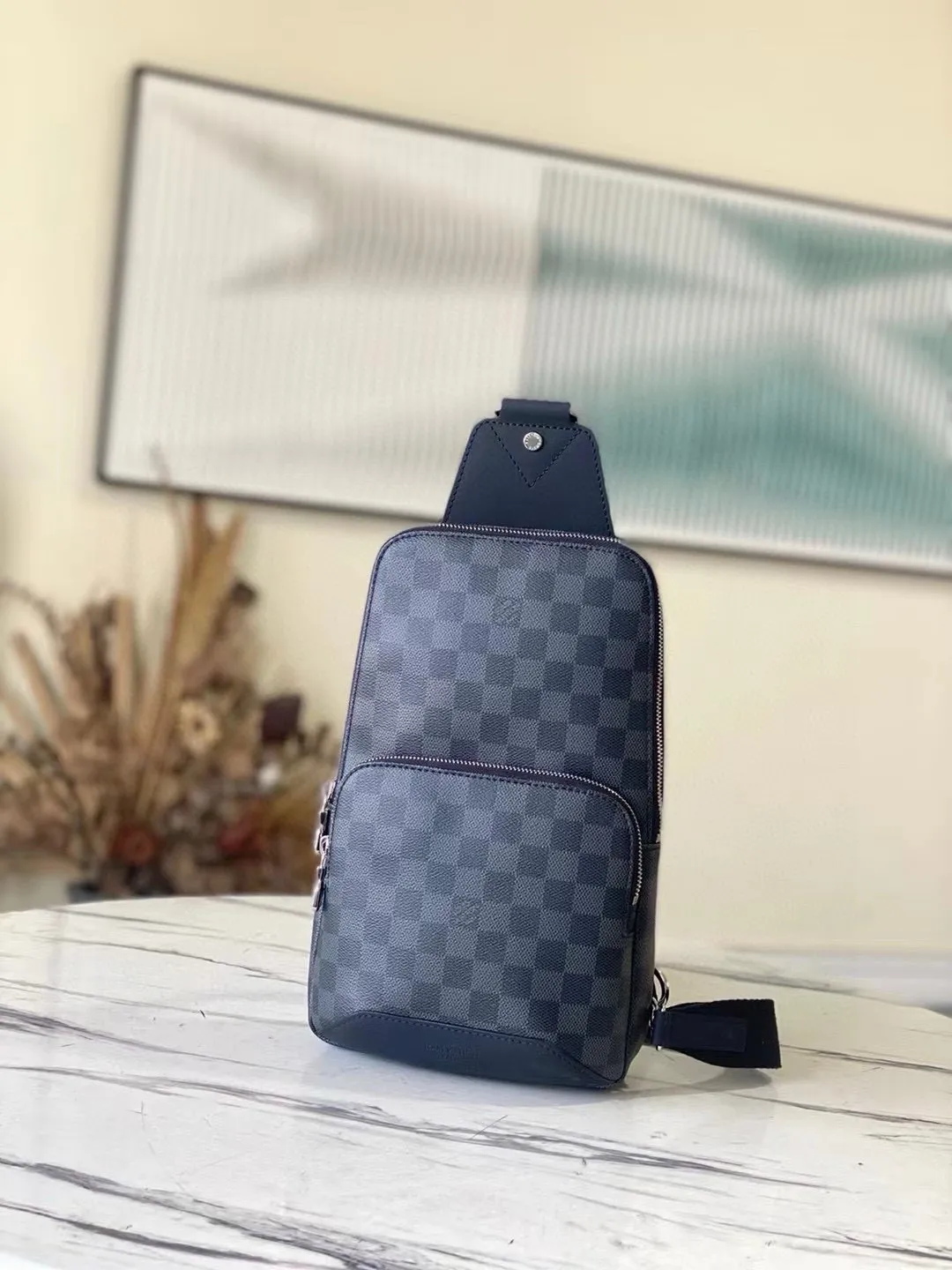 💰740 Top Original N41719 Black Check AVENUE Shoulder Bag Chest Bag This Damier Graphite canvas fabric Avenue shoulder bag is the perfect companion for urban life. It is compact and fashionable. It shows a casual and uninhibited attitude. The "smart" shoulder strap design is suitable for carrying on the left or right shoulder. The double zipper opening and closing design ensures that valuables are securely placed! Size: 21x31x9cm 56%