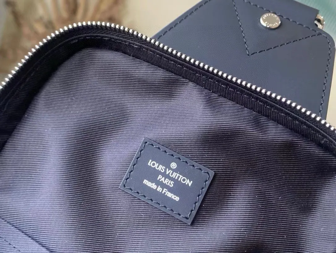 💰740 Top Original N41719 Black Check AVENUE Shoulder Bag Chest Bag This Damier Graphite canvas fabric Avenue shoulder bag is the perfect companion for urban life. It is compact and fashionable. It shows a casual and uninhibited attitude. The "smart" shoulder strap design is suitable for carrying on the left or right shoulder. The double zipper opening and closing design ensures that valuables are securely placed! Size: 21x31x9cm 56%