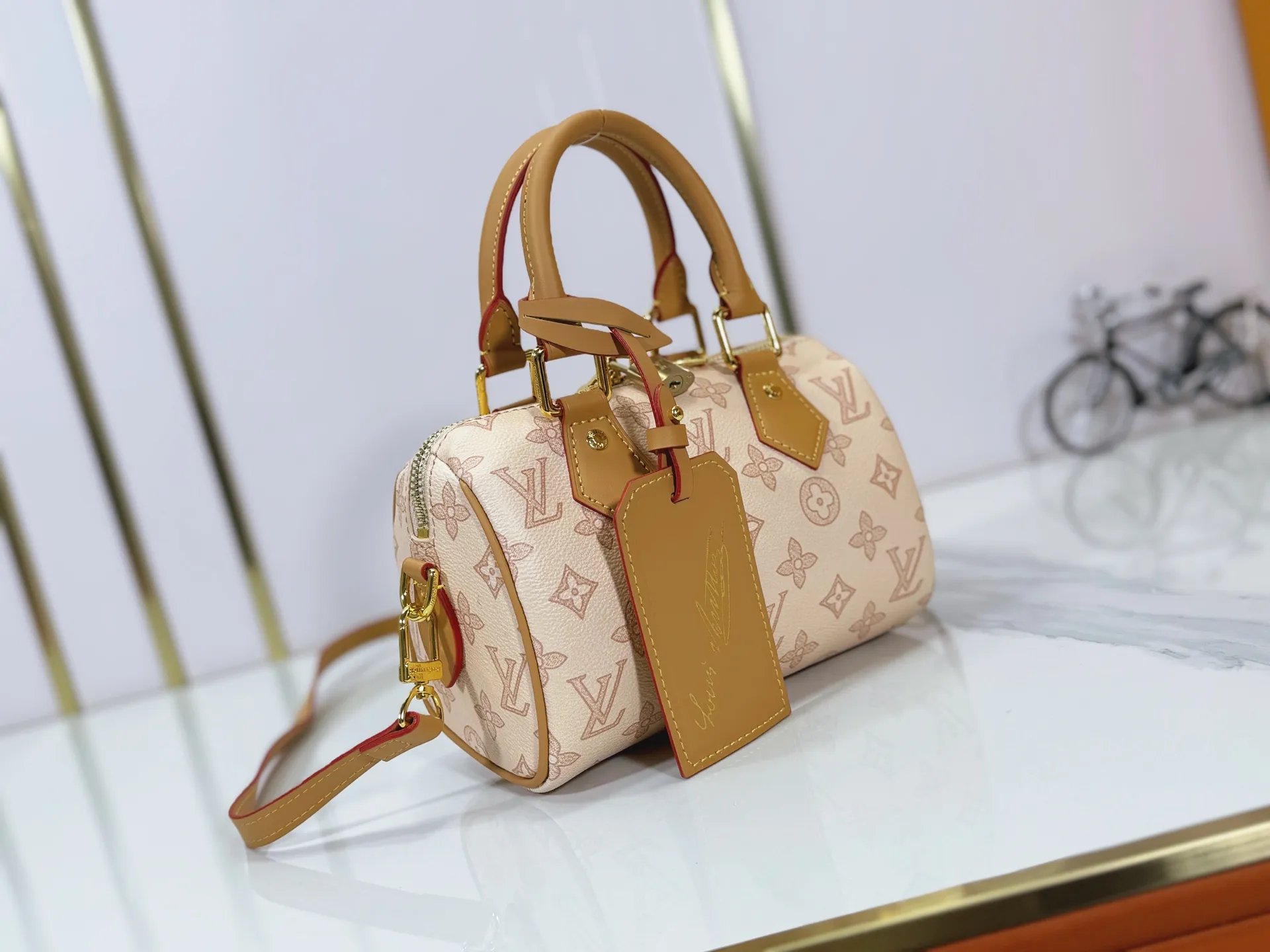 P240 M27951 M27530 Upgraded original version [Exclusive background shot] This Speedy Bandoulière 20 handbag condenses the brand's traditional Speedy travel bag design and is made of Monogram leather with fabric lining and cow leather trim. The wide, removable and adjustable fabric shoulder strap features Louis Vuitton's signature texture, and the rolled leather handles add to the carrying options. 20.5 x 13.5 x 12.0 cm (L x H x W) • Monogram coated canvas • Cow leather trim • Textile lining • Metal hardware • Padlock • Internal slip pocket • Shoulder strap: removable, adjustable • Strap half length: 39.0 cm • Strap half length adjustable to: 58.0 cm • Handle: Double handle