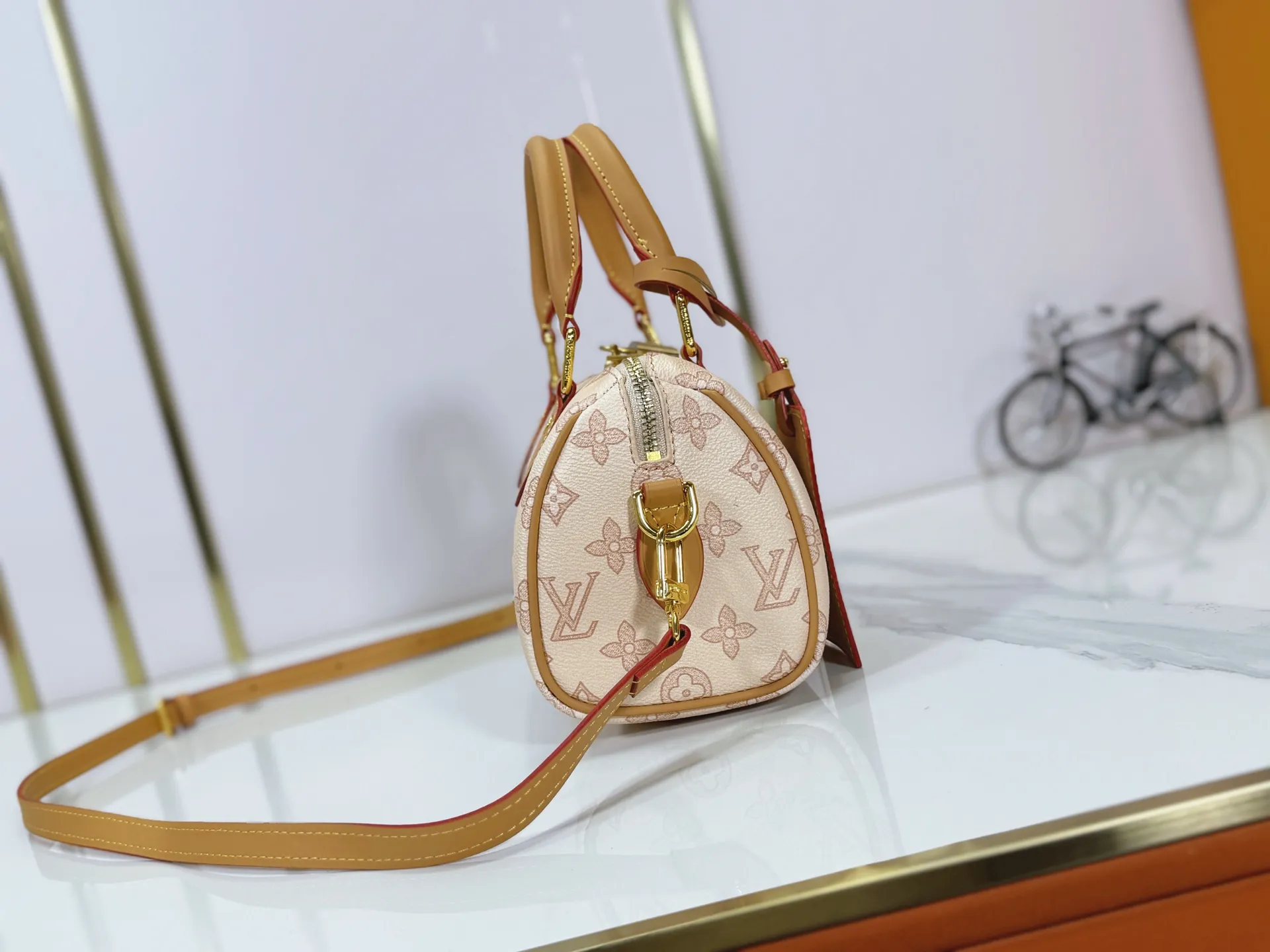 P240 M27951 M27530 Upgraded original version [Exclusive background shot] This Speedy Bandoulière 20 handbag condenses the brand's traditional Speedy travel bag design and is made of Monogram leather with fabric lining and cow leather trim. The wide, removable and adjustable fabric shoulder strap features Louis Vuitton's signature texture, and the rolled leather handles add to the carrying options. 20.5 x 13.5 x 12.0 cm (L x H x W) • Monogram coated canvas • Cow leather trim • Textile lining • Metal hardware • Padlock • Internal slip pocket • Shoulder strap: removable, adjustable • Strap half length: 39.0 cm • Strap half length adjustable to: 58.0 cm • Handle: Double handle