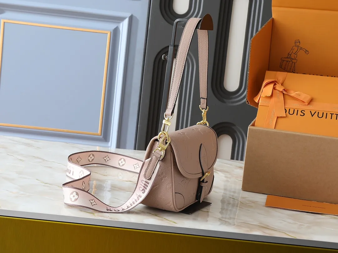 💰220💰Upgraded original M46583 M46584 M46386 M46388 M45985 all-leather baguette series new Diane handbag Diane satchel is made of Monogram Empreinte, made of the brand's iconic embossed leather. This versatile bag comes with a removable leather shoulder strap that can be worn on the shoulder or by hand, as well as a wide removable full leather crossbody bag with 'Louis Vuitton' printed strap. This versatile bag can be styled in chic or sporty fashion to match the overall style or mood. Dimensions: 25.0 × 9.0 × 15.0 cm
