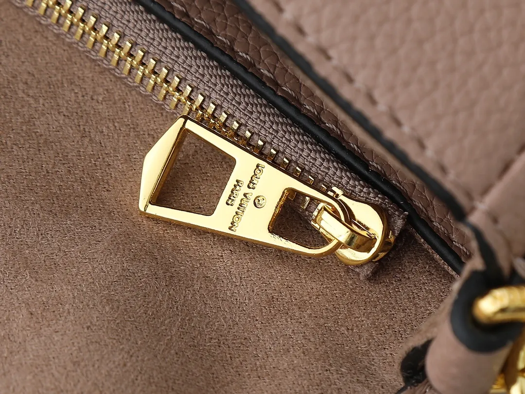 💰220💰Upgraded original M46583 M46584 M46386 M46388 M45985 all-leather baguette series new Diane handbag Diane satchel is made of Monogram Empreinte, made of the brand's iconic embossed leather. This versatile bag comes with a removable leather shoulder strap that can be worn on the shoulder or by hand, as well as a wide removable full leather crossbody bag with 'Louis Vuitton' printed strap. This versatile bag can be styled in chic or sporty fashion to match the overall style or mood. Dimensions: 25.0 × 9.0 × 15.0 cm