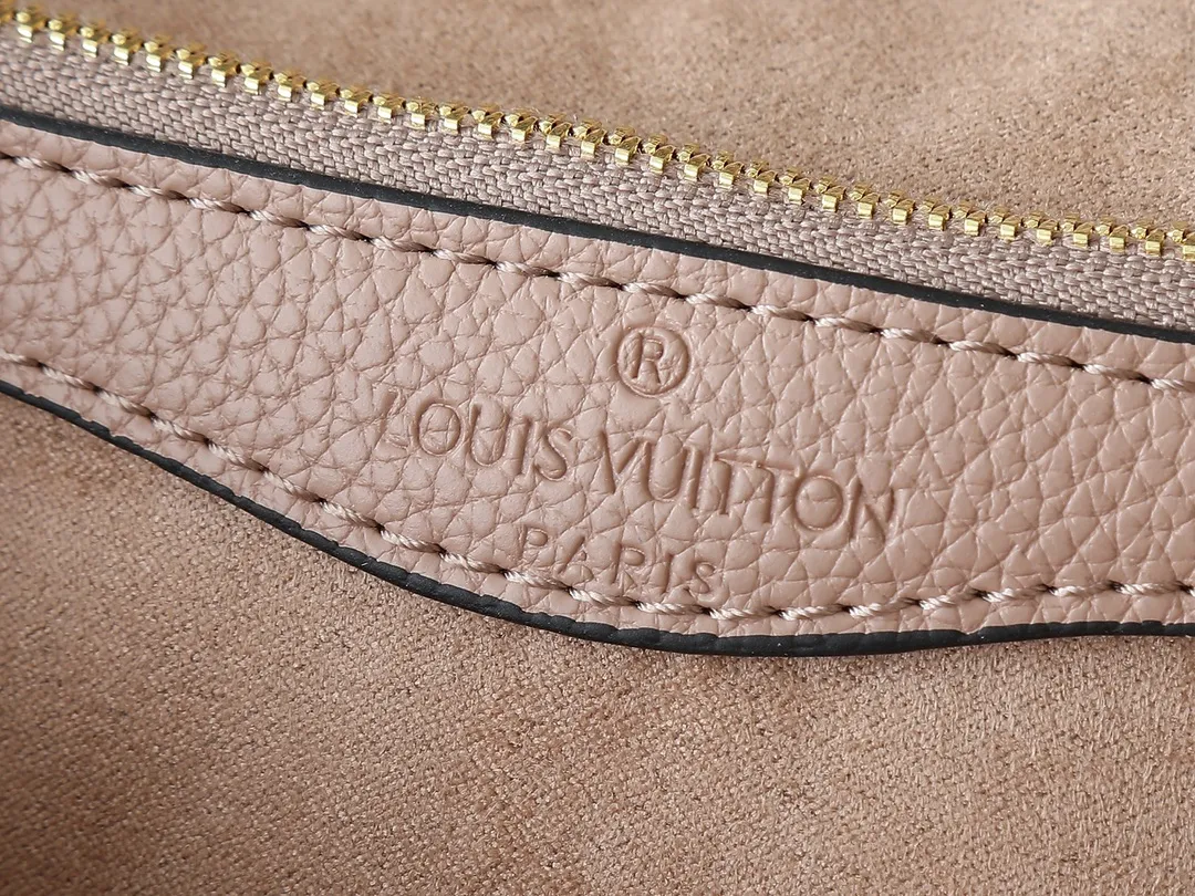 💰220💰Upgraded original M46583 M46584 M46386 M46388 M45985 all-leather baguette series new Diane handbag Diane satchel is made of Monogram Empreinte, made of the brand's iconic embossed leather. This versatile bag comes with a removable leather shoulder strap that can be worn on the shoulder or by hand, as well as a wide removable full leather crossbody bag with 'Louis Vuitton' printed strap. This versatile bag can be styled in chic or sporty fashion to match the overall style or mood. Dimensions: 25.0 × 9.0 × 15.0 cm