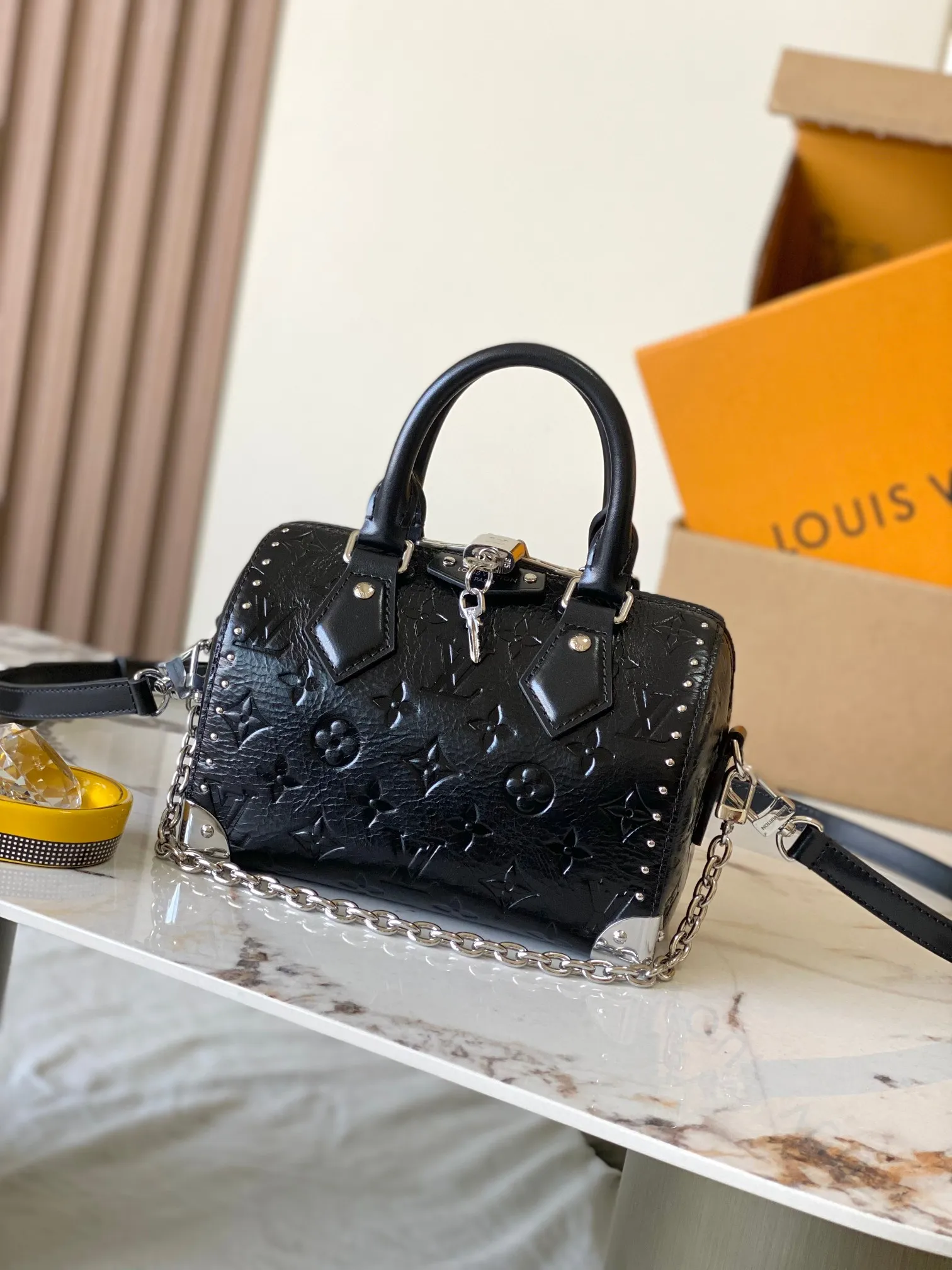 p1940 [Special grade MB163c chip version original leather] This Speedy Trunk 20 handbag Model: M27921 oil wax leather black Material: A-grade all-steel hardware, imported original cowhide Packaging: full set of original duty-free MB packaging Size: 20.5 x 13.5 x 11cm