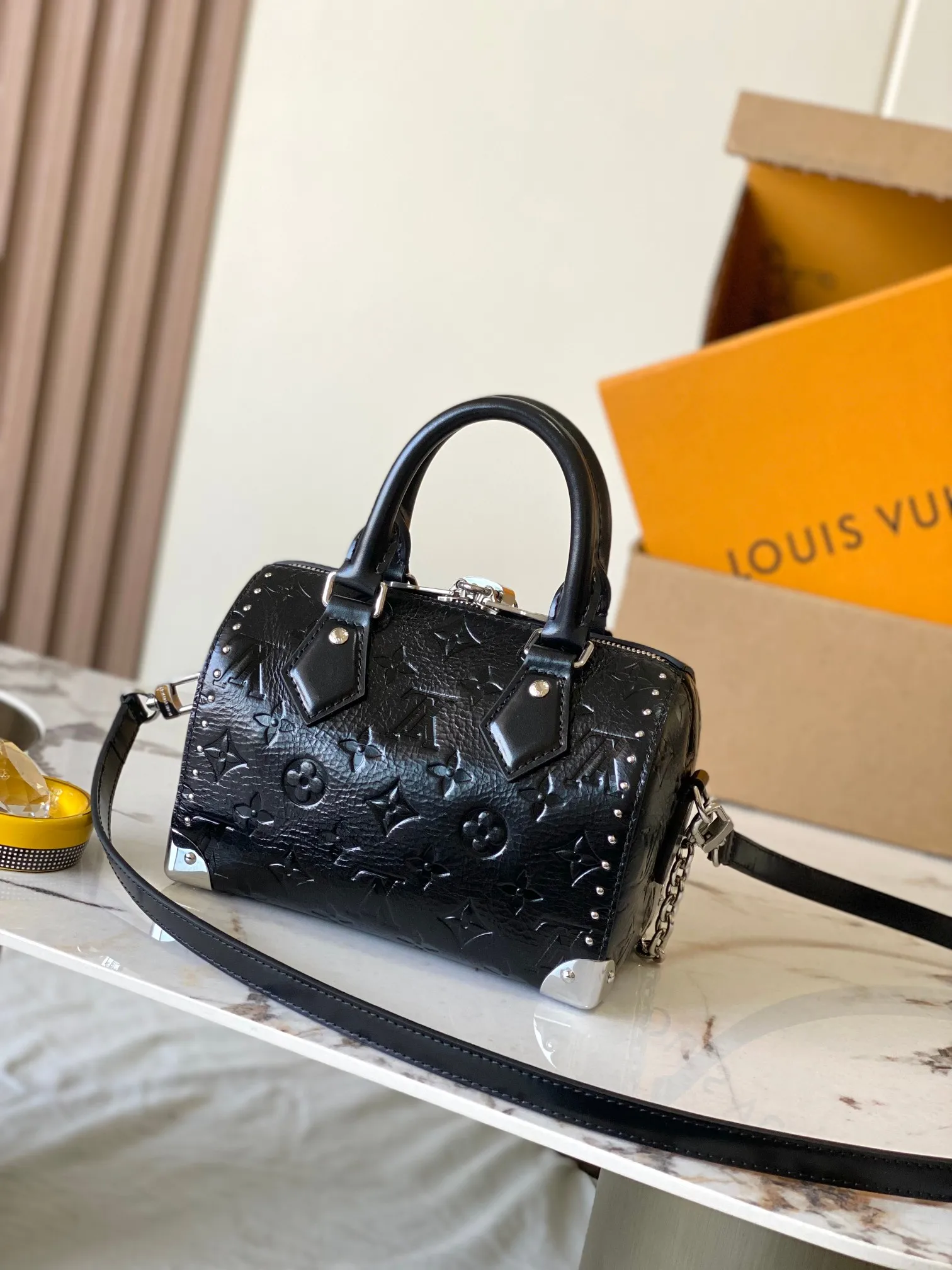 p1940 [Special grade MB163c chip version original leather] This Speedy Trunk 20 handbag Model: M27921 oil wax leather black Material: A-grade all-steel hardware, imported original cowhide Packaging: full set of original duty-free MB packaging Size: 20.5 x 13.5 x 11cm