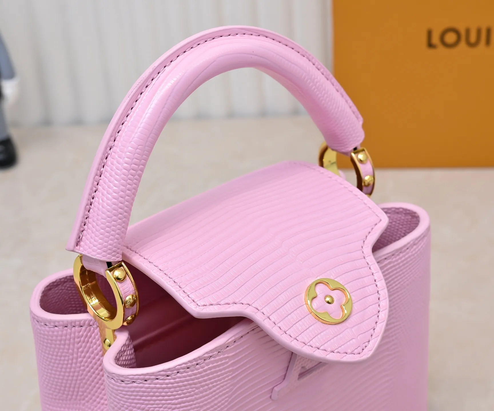 Top original P400 Guangzhou product M99527 pink lizard gold buckle This Capucines mini handbag is wrapped in gorgeous lizard leather and lined with fine sheepskin, embellished with dazzling metal parts. The flip cover reads LV letters inside, and a Monogram flower blooms when turned out. Its compact size makes it a dazzling choice for evening occasions. Detailed features 21 x 14 x 8 cm (length x height x width)