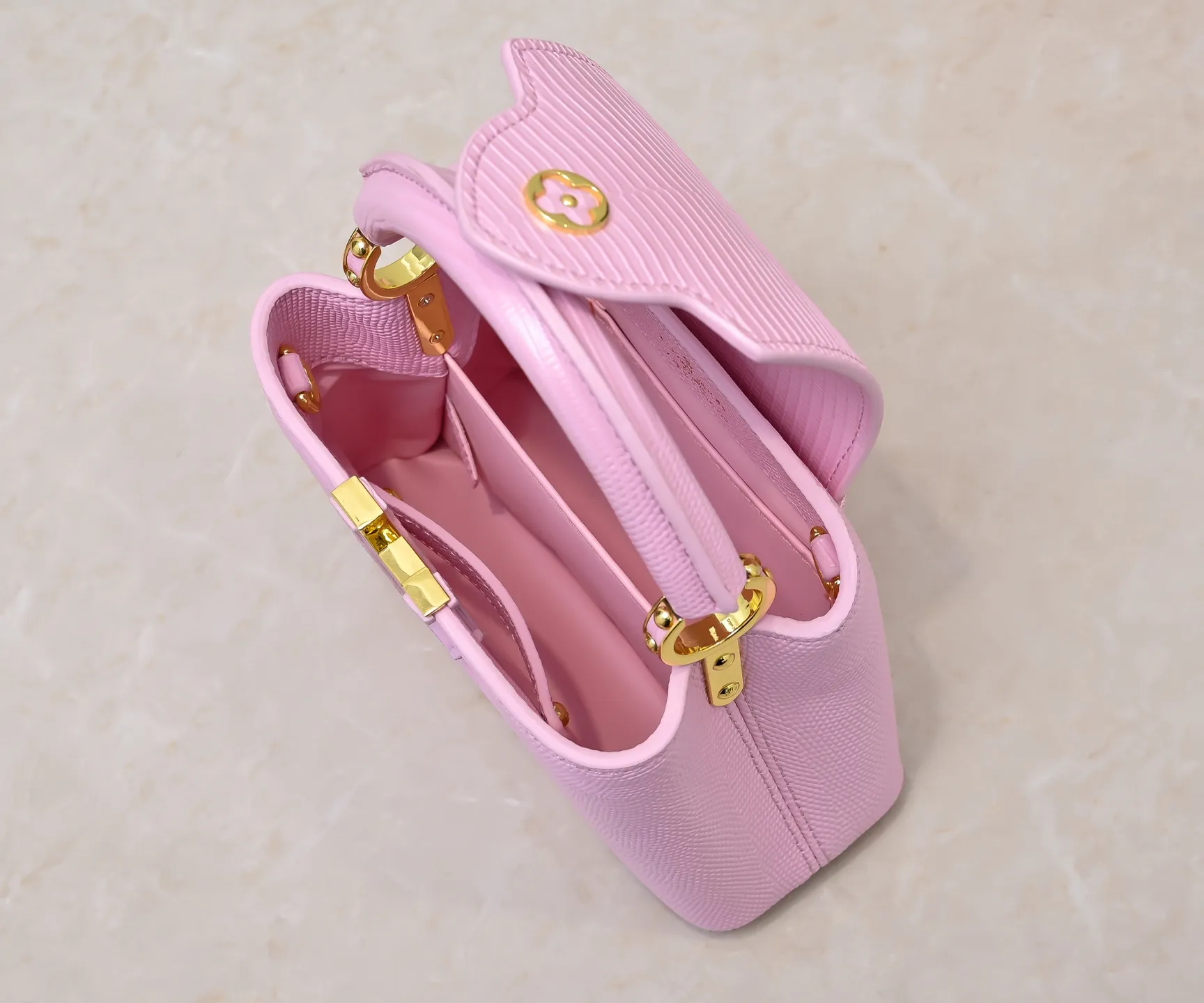 Top original P400 Guangzhou product M99527 pink lizard gold buckle This Capucines mini handbag is wrapped in gorgeous lizard leather and lined with fine sheepskin, embellished with dazzling metal parts. The flip cover reads LV letters inside, and a Monogram flower blooms when turned out. Its compact size makes it a dazzling choice for evening occasions. Detailed features 21 x 14 x 8 cm (length x height x width)