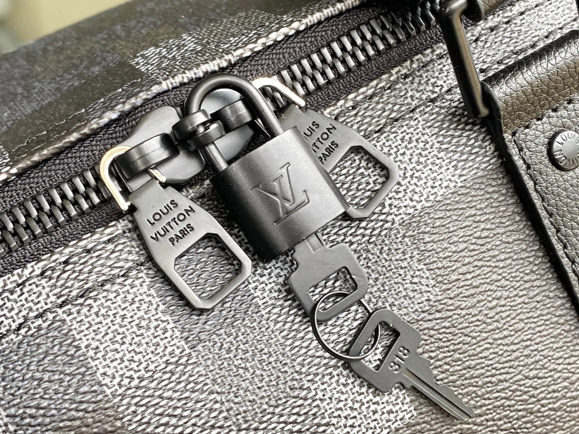 💰1420 Top original order 14957 This Keepall Bandoulière 50 travel bag is made of Monogram Macassar canvas, which simultaneously renders bright colors for the side straps, nameplate, fabric lining and top leather handle. The size of your carry-on luggage hides plenty of space. 50.0 x 29.0 x 23.0 cm (L x H x W) • Monogram Macassar coated canvas • Cow leather trim • Textile lining • Metal hardware • Carry-on dimensions • Double zipper closure • Padlock • Removable name tag • Internal zip pocket • Shoulder strap: removable, adjustable • Half-length strap: 36.0 cm • Half-length strap adjustable to: 50.0 cm • Handle: Double handle