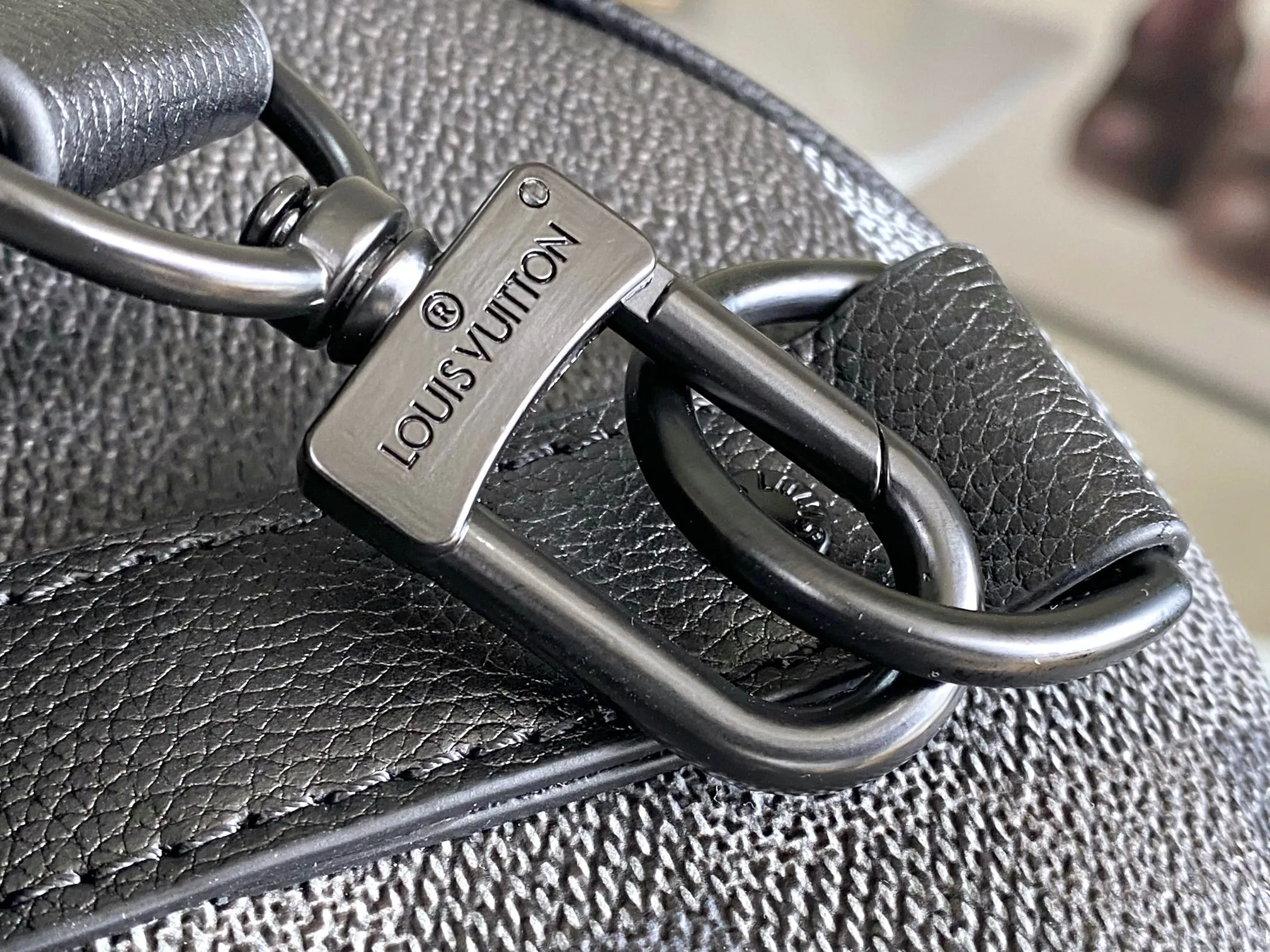 💰1420 Top original order 14957 This Keepall Bandoulière 50 travel bag is made of Monogram Macassar canvas, which simultaneously renders bright colors for the side straps, nameplate, fabric lining and top leather handle. The size of your carry-on luggage hides plenty of space. 50.0 x 29.0 x 23.0 cm (L x H x W) • Monogram Macassar coated canvas • Cow leather trim • Textile lining • Metal hardware • Carry-on dimensions • Double zipper closure • Padlock • Removable name tag • Internal zip pocket • Shoulder strap: removable, adjustable • Half-length strap: 36.0 cm • Half-length strap adjustable to: 50.0 cm • Handle: Double handle