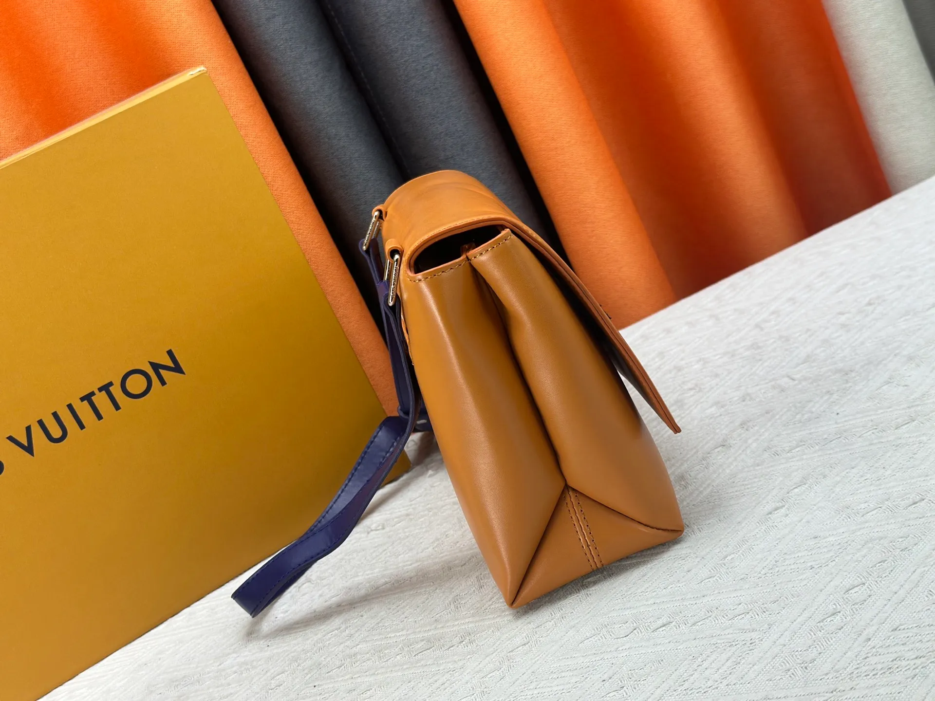 P280 M46018 Louis Vuitton's Pochette Metis embroidered messenger bag (orange version) belongs to LV's classic messenger bag series. It adopts an iconic design style and is both fashionable and practical. This orange version is particularly eye-catching and can easily become the focus of the eye in a match. Dimensions: 25x19x7 cm