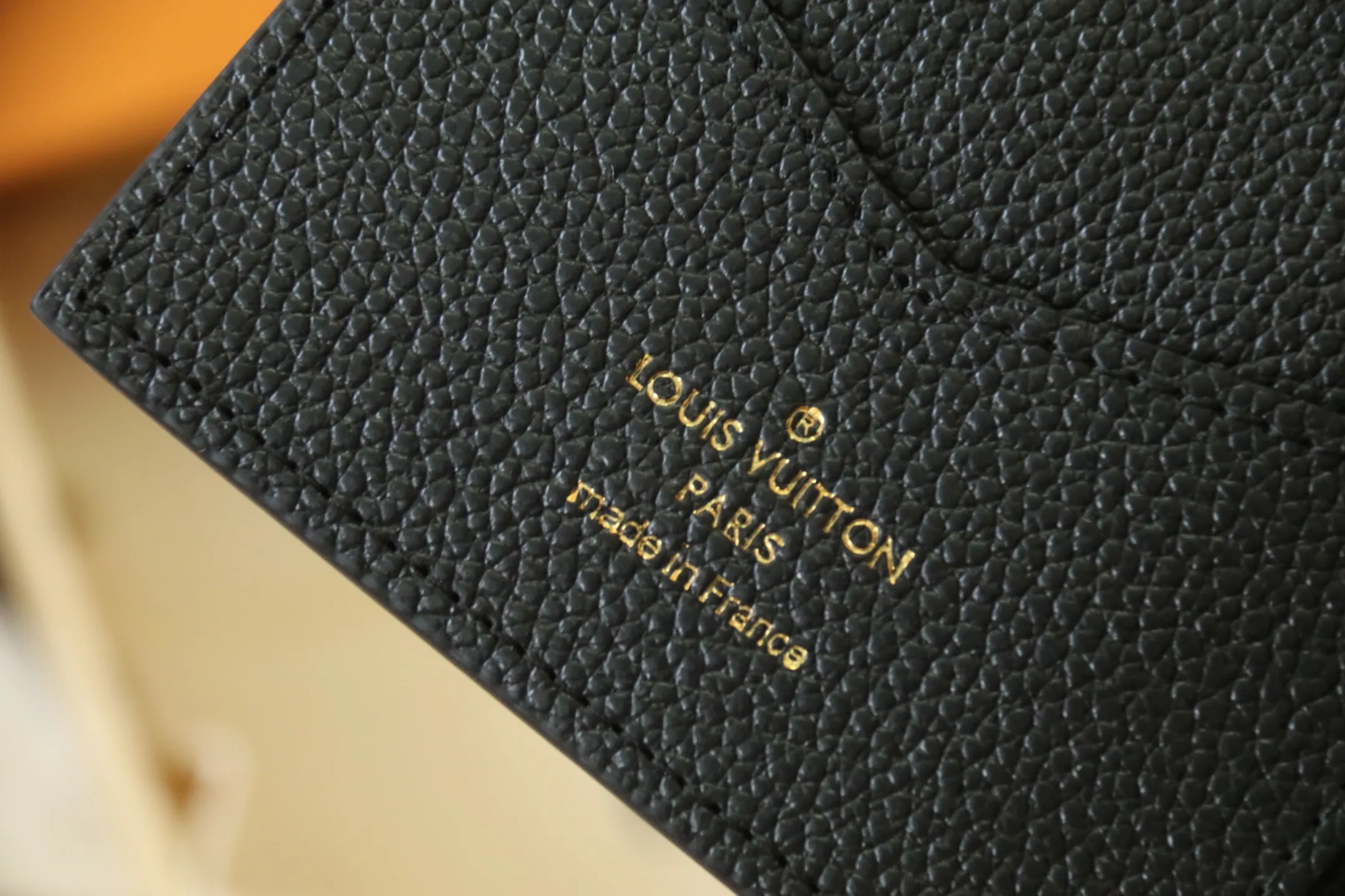 Original M64501 Embossed M63914 Passport Holder💰320 An excellent companion for fashionable travel. Lined with luxurious grained calfskin and featuring a multi-compartment interior, this is a classic travel accessory. The image of a giraffe carrying a gorgeous Louis Vuitton handbag and making a shopping spree transforms this elegant passport holder into the embodiment of cuteness. 10.0x14.0x2.5cm