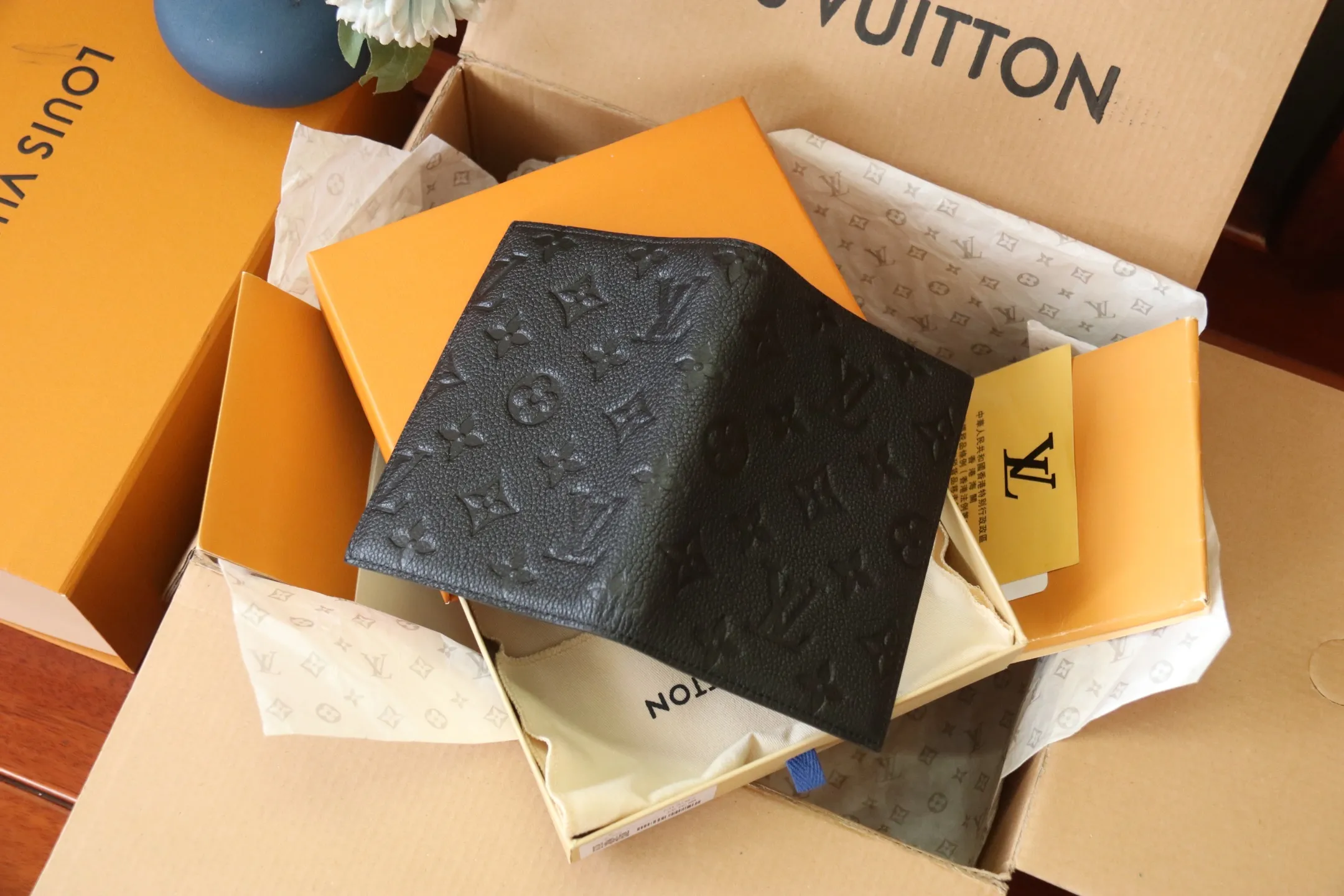 Original M64501 Embossed M63914 Passport Holder💰320 An excellent companion for fashionable travel. Lined with luxurious grained calfskin and featuring a multi-compartment interior, this is a classic travel accessory. The image of a giraffe carrying a gorgeous Louis Vuitton handbag and making a shopping spree transforms this elegant passport holder into the embodiment of cuteness. 10.0x14.0x2.5cm