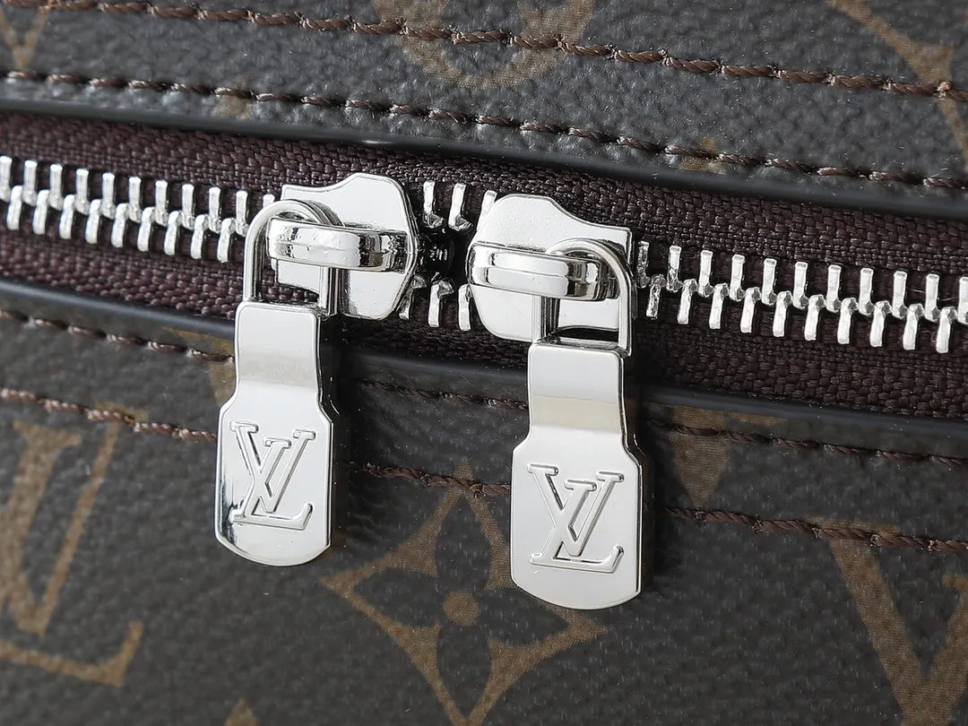 💰260💰Upgraded from the original M12650 M12647 M12654 M44495 M42263 This Nice mini cosmetic bag is made of Monogram Macassar coated canvas and has a compact structure that can be easily placed in a travel bag. The top trim, leather handles and washable lining are in bright tones, while the striped pattern on the inside subtly harks back to classic designs from the brand's archives. Dimensions: 20.0 x 13.5 x 12.0 cm (length x height x width)