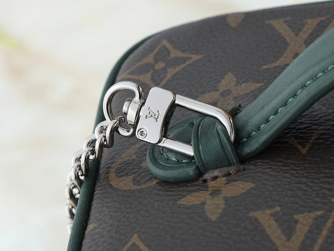 💰260💰Upgraded from the original M12650 M12647 M12654 M44495 M42263 This Nice mini cosmetic bag is made of Monogram Macassar coated canvas and has a compact structure that can be easily placed in a travel bag. The top trim, leather handles and washable lining are in bright tones, while the striped pattern on the inside subtly harks back to classic designs from the brand's archives. Dimensions: 20.0 x 13.5 x 12.0 cm (length x height x width)