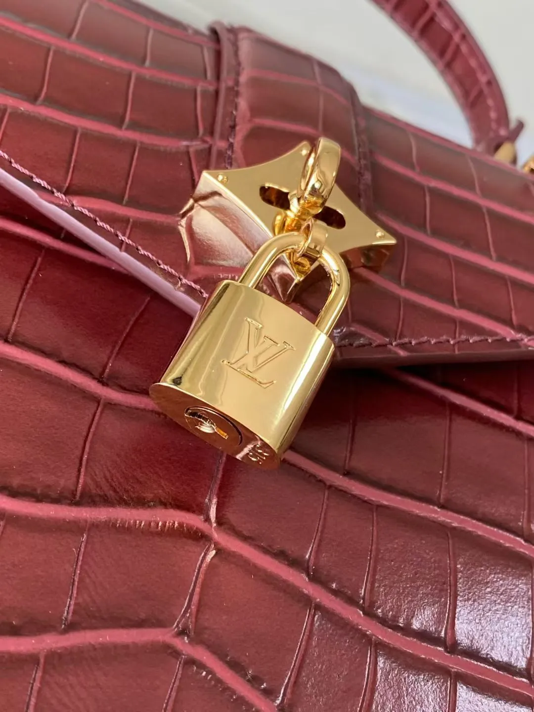 💰2200 "Special Original Leather" N98928 Crocodile Maroon Medium Rose des Vents medium handbag is made of smooth and grained calfskin to outline elegant lines, embellished with golden LV padlocks to shine. Use the top handle and removable and adjustable shoulder strap to create an elegant elbow or practical cross-body style for everyday travel. Dimensions: length 27 width 11 height 19