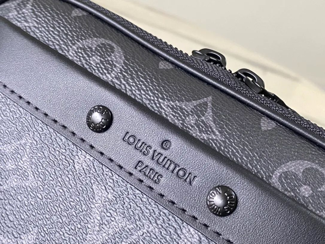 💰780 Top Original M82542 Black Flower Nano Alpha handbag is made of Monogram Shadow leather with subtle embossed Monogram pattern, which makes the compact structure show elegant style. The rivet elements are marked with the brand's signature, and the zippered compartments and external patch pockets are convenient for storing daily needs. The detachable and adjustable leather strap allows for comfortable carrying. Dimensions: 11 × 18.5 × 6.5 cm