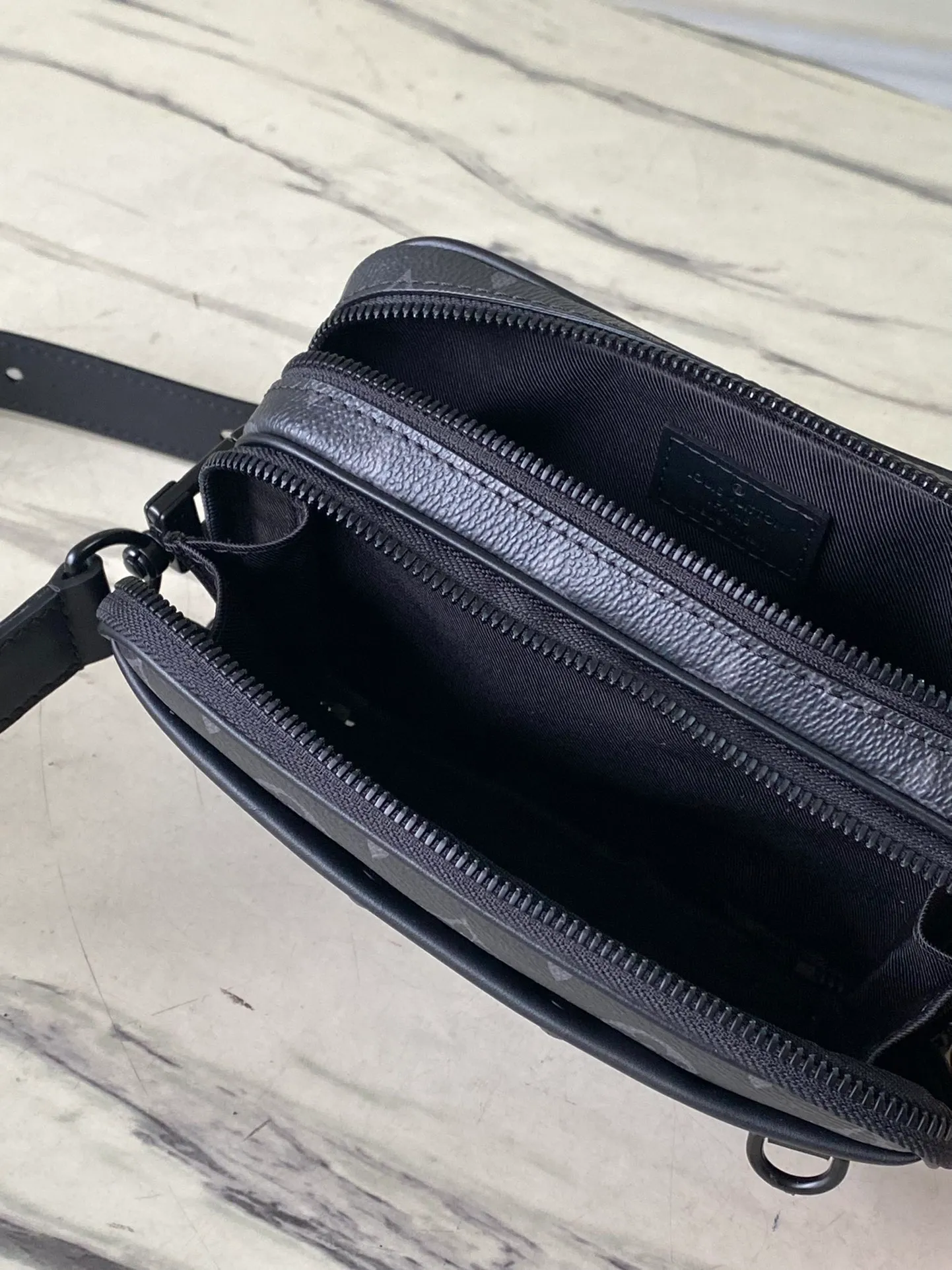 💰780 Top Original M82542 Black Flower Nano Alpha handbag is made of Monogram Shadow leather with subtle embossed Monogram pattern, which makes the compact structure show elegant style. The rivet elements are marked with the brand's signature, and the zippered compartments and external patch pockets are convenient for storing daily needs. The detachable and adjustable leather strap allows for comfortable carrying. Dimensions: 11 × 18.5 × 6.5 cm