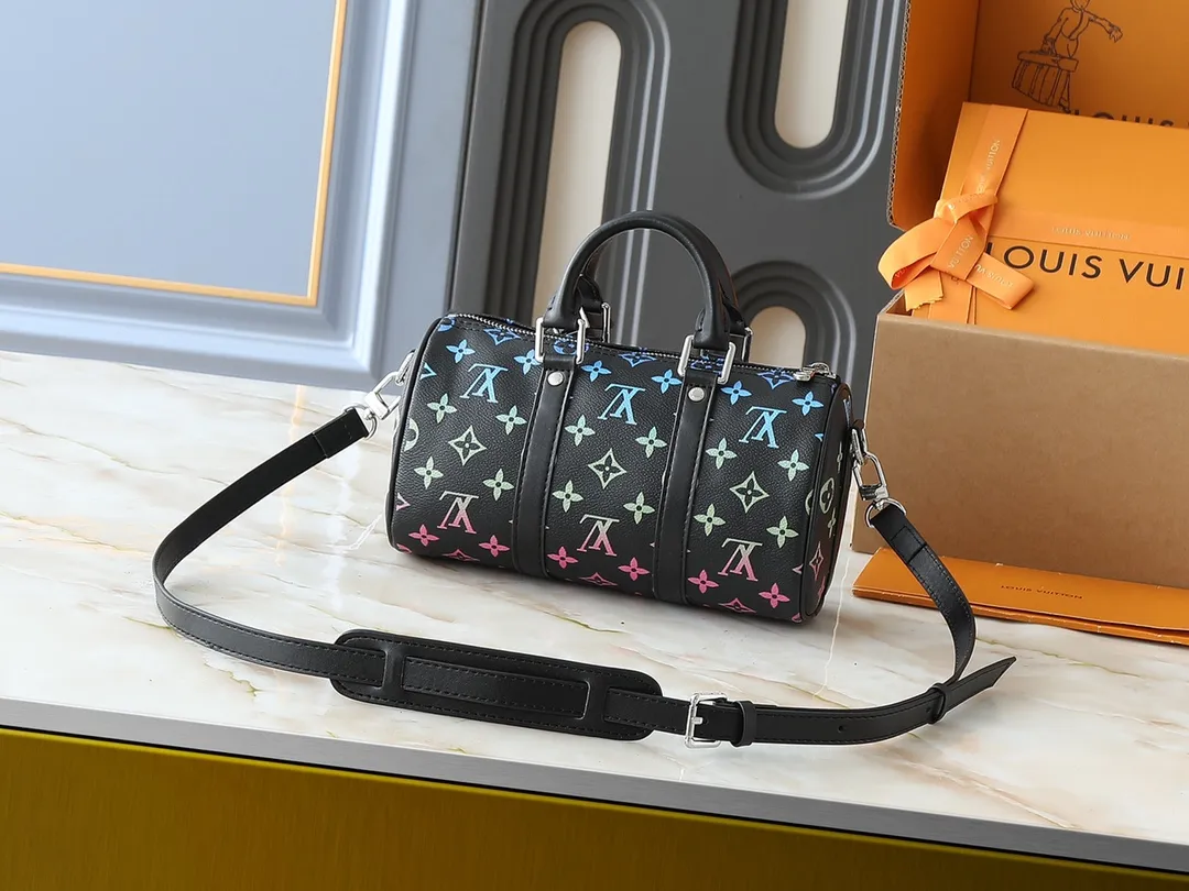 💰240💰Upgraded original M13935 gradient rainbow, black and white three-color N40770 brown grid M15428 old flower M46271 black flower M20900 M46249 This handbag condenses the classic silhouette of the Keepall travel bag. It is made of Monogram embossed Taurillon leather. The compact configuration is suitable for storing small items such as mobile phones and wallets. With its clever use of leather handles and detachable shoulder strap, it's easy to carry with you in trendy style. Detailed features Dimensions: 25✘15✘11 cm