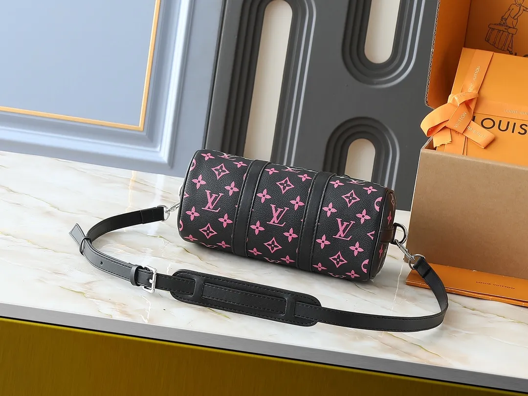 💰240💰Upgraded original M13935 gradient rainbow, black and white three-color N40770 brown grid M15428 old flower M46271 black flower M20900 M46249 This handbag condenses the classic silhouette of the Keepall travel bag. It is made of Monogram embossed Taurillon leather. The compact configuration is suitable for storing small items such as mobile phones and wallets. With its clever use of leather handles and detachable shoulder strap, it's easy to carry with you in trendy style. Detailed features Dimensions: 25✘15✘11 cm