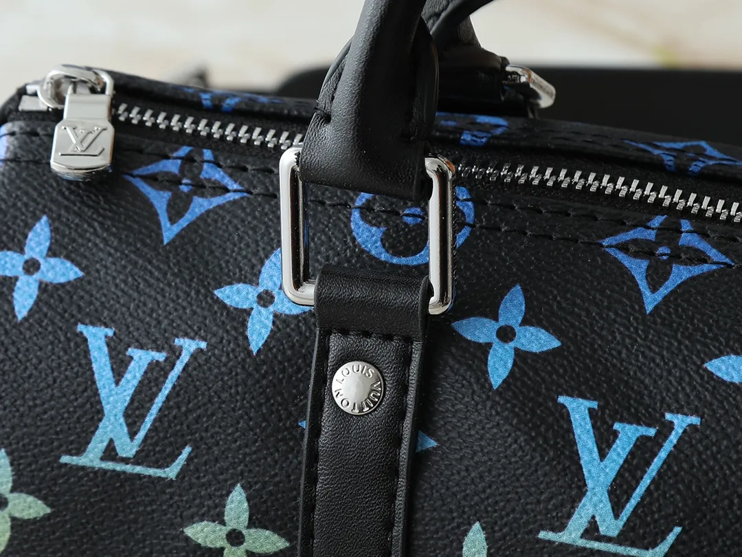 💰240💰Upgraded original M13935 gradient rainbow, black and white three-color N40770 brown grid M15428 old flower M46271 black flower M20900 M46249 This handbag condenses the classic silhouette of the Keepall travel bag. It is made of Monogram embossed Taurillon leather. The compact configuration is suitable for storing small items such as mobile phones and wallets. With its clever use of leather handles and detachable shoulder strap, it's easy to carry with you in trendy style. Detailed features Dimensions: 25✘15✘11 cm