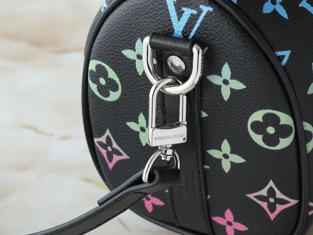 💰240💰Upgraded original M13935 gradient rainbow, black and white three-color N40770 brown grid M15428 old flower M46271 black flower M20900 M46249 This handbag condenses the classic silhouette of the Keepall travel bag. It is made of Monogram embossed Taurillon leather. The compact configuration is suitable for storing small items such as mobile phones and wallets. With its clever use of leather handles and detachable shoulder strap, it's easy to carry with you in trendy style. Detailed features Dimensions: 25✘15✘11 cm
