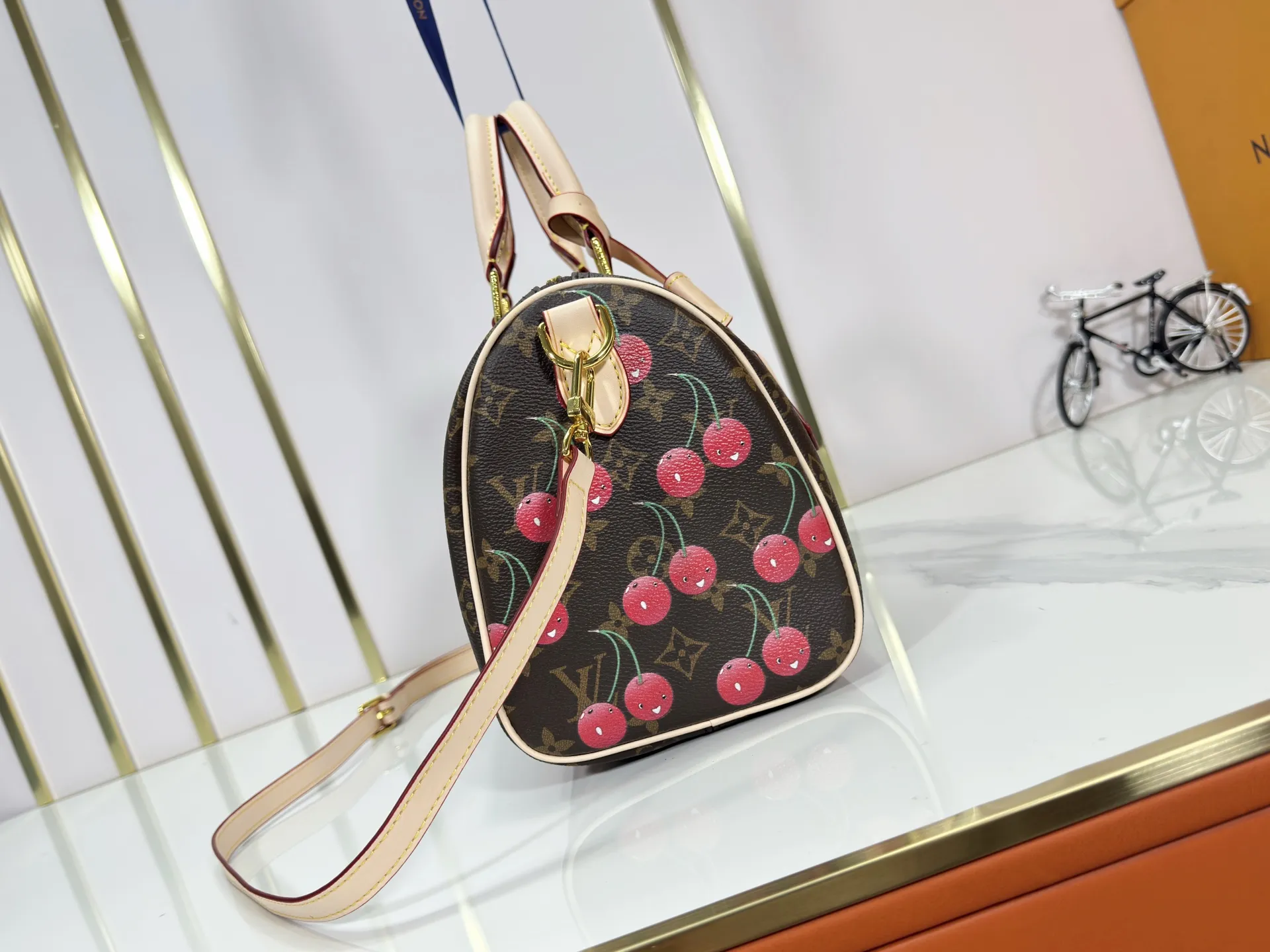 P260 Upgraded original version M17088 presbyopic cherry M13805 M13085 M13257 M13806 40391 40390lv Murakami Takashi co-branded NANOSPEEDY handbag This Nano Speedy handbag combines Monogram canvas and cow leather trim printing, with 33 colorful colors to interpret the white tricolor and black tricolor. The twelve pieces are popular around the world and are loved by celebrities and celebrities. Dimensions: 25.0 x 19.0 x 15.0 cm