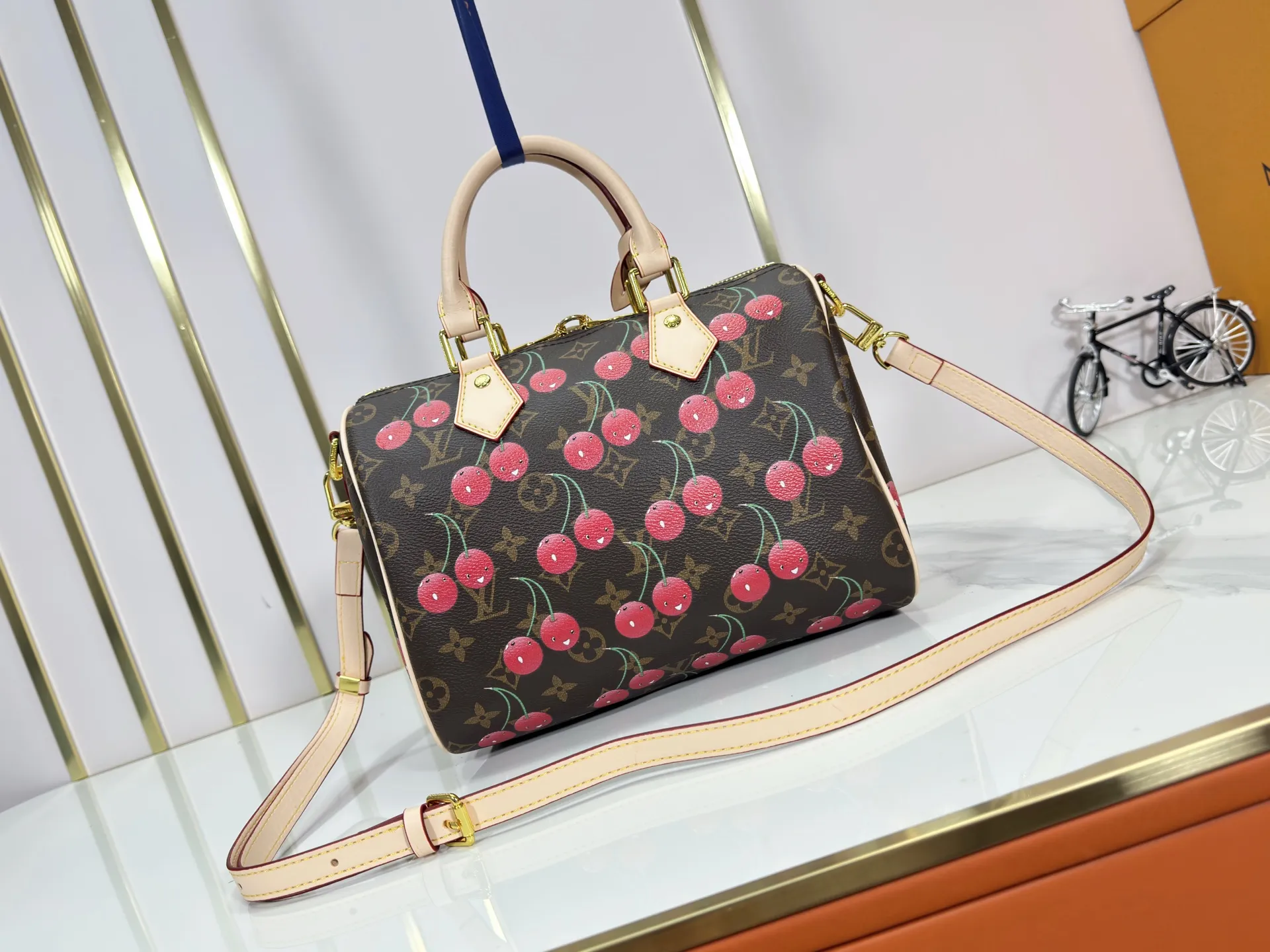 P260 Upgraded original version M17088 presbyopic cherry M13805 M13085 M13257 M13806 40391 40390lv Murakami Takashi co-branded NANOSPEEDY handbag This Nano Speedy handbag combines Monogram canvas and cow leather trim printing, with 33 colorful colors to interpret the white tricolor and black tricolor. The twelve pieces are popular around the world and are loved by celebrities and celebrities. Dimensions: 25.0 x 19.0 x 15.0 cm