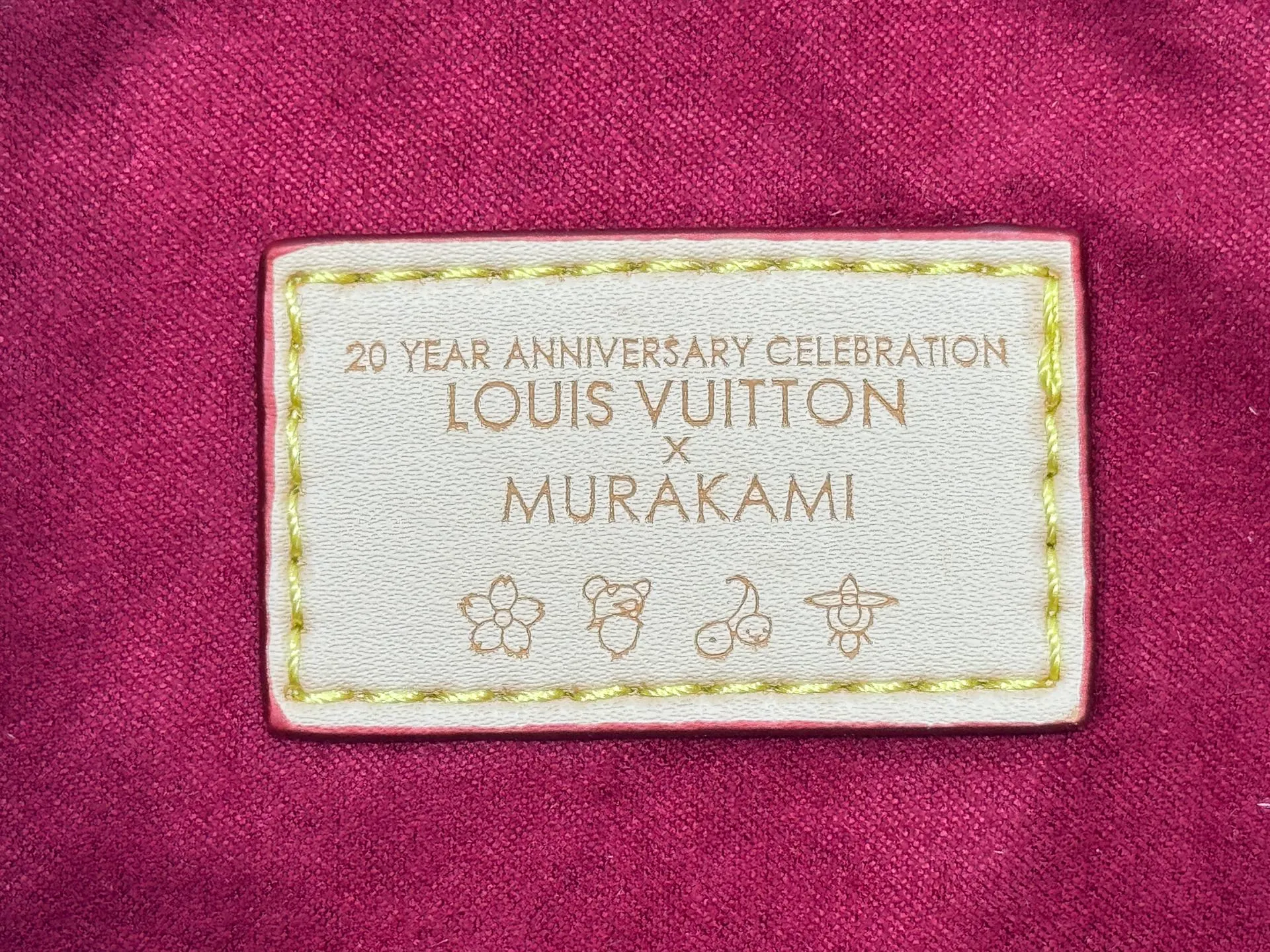 P260 Upgraded original version M17088 presbyopic cherry M13805 M13085 M13257 M13806 40391 40390lv Murakami Takashi co-branded NANOSPEEDY handbag This Nano Speedy handbag combines Monogram canvas and cow leather trim printing, with 33 colorful colors to interpret the white tricolor and black tricolor. The twelve pieces are popular around the world and are loved by celebrities and celebrities. Dimensions: 25.0 x 19.0 x 15.0 cm