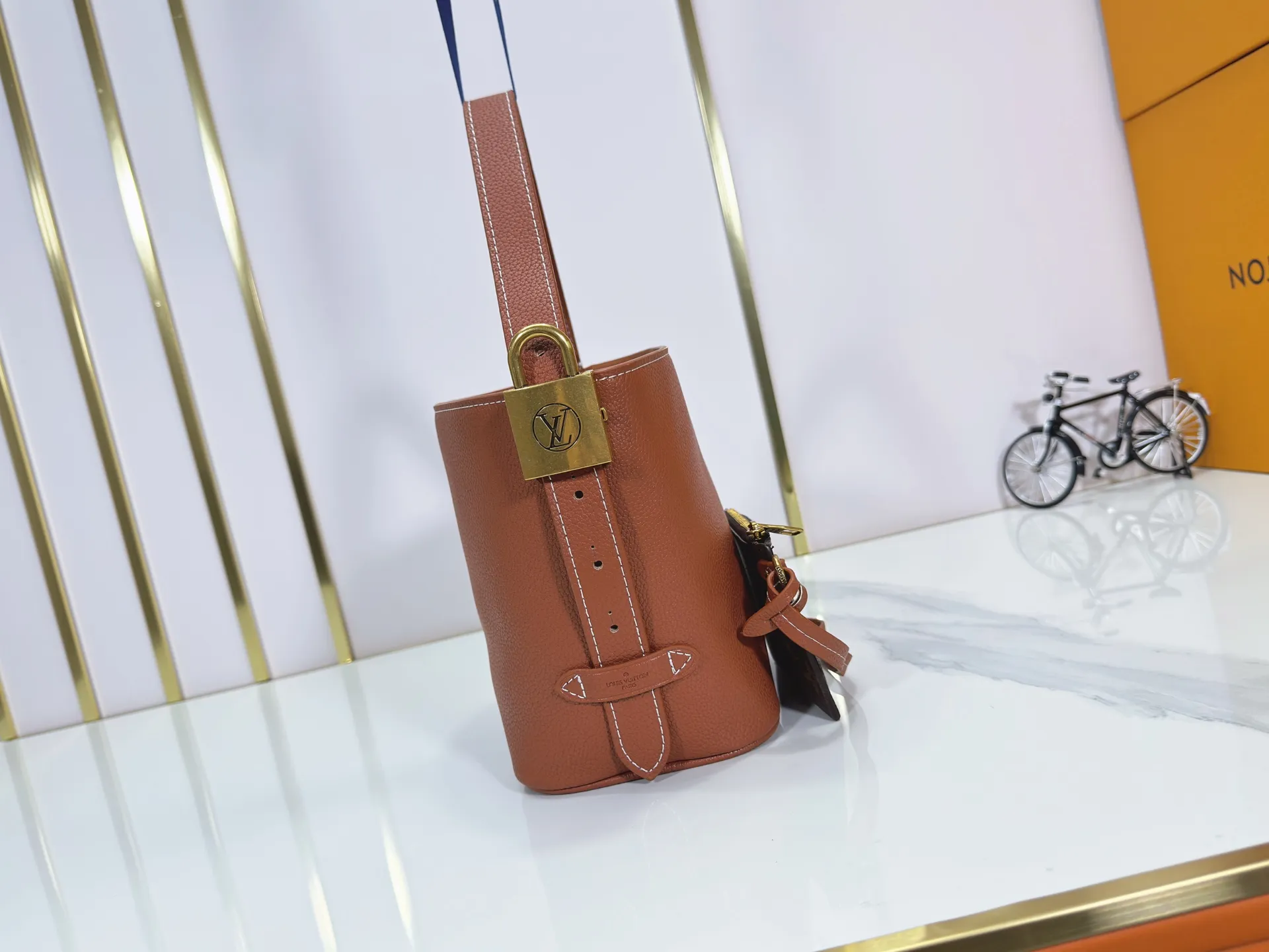 P260 Upgraded original version M25543, M14416, M12925 M25673 This All In BB handbag is from the Low Key series. It is made of grained cow leather to create a compact bucket bag configuration, which can be carried in various ways for day and night occasions. The distressed metal pieces convey a retro feel, while the padlock and detachable Monogram pocket highlight the brand's style. Size: 16*12*18cm